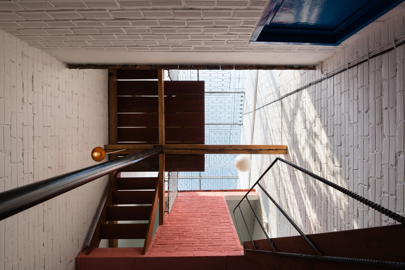 A Wonderful Vertical Home with Indoor Garden and Courtyard in Ho Chi Minh City by a21studĩo (8)