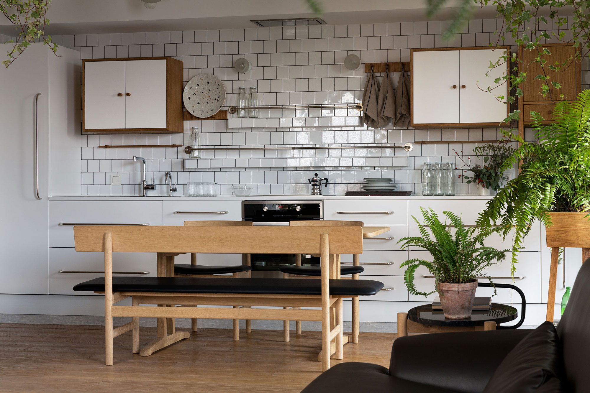 An Airy Monochromatic Apartment with Clean Lines and Simple Furnishings in Kiev by Alena Yudina (10)