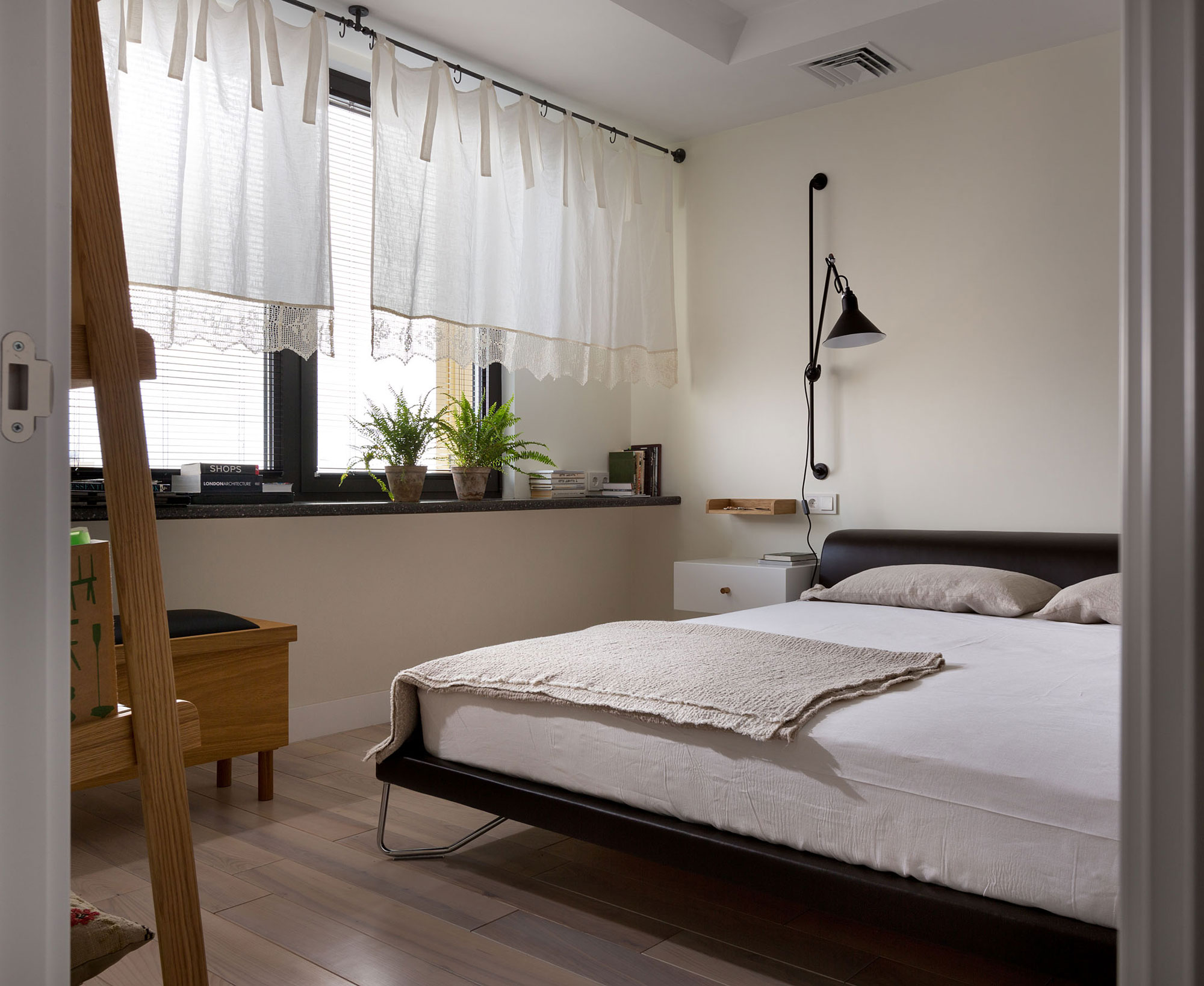 An Airy Monochromatic Apartment with Clean Lines and Simple Furnishings in Kiev by Alena Yudina (17)