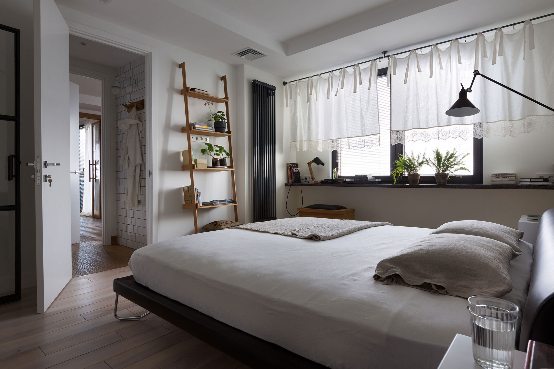 An Airy Monochromatic Apartment with Clean Lines and Simple Furnishings in Kiev by Alena Yudina (18)