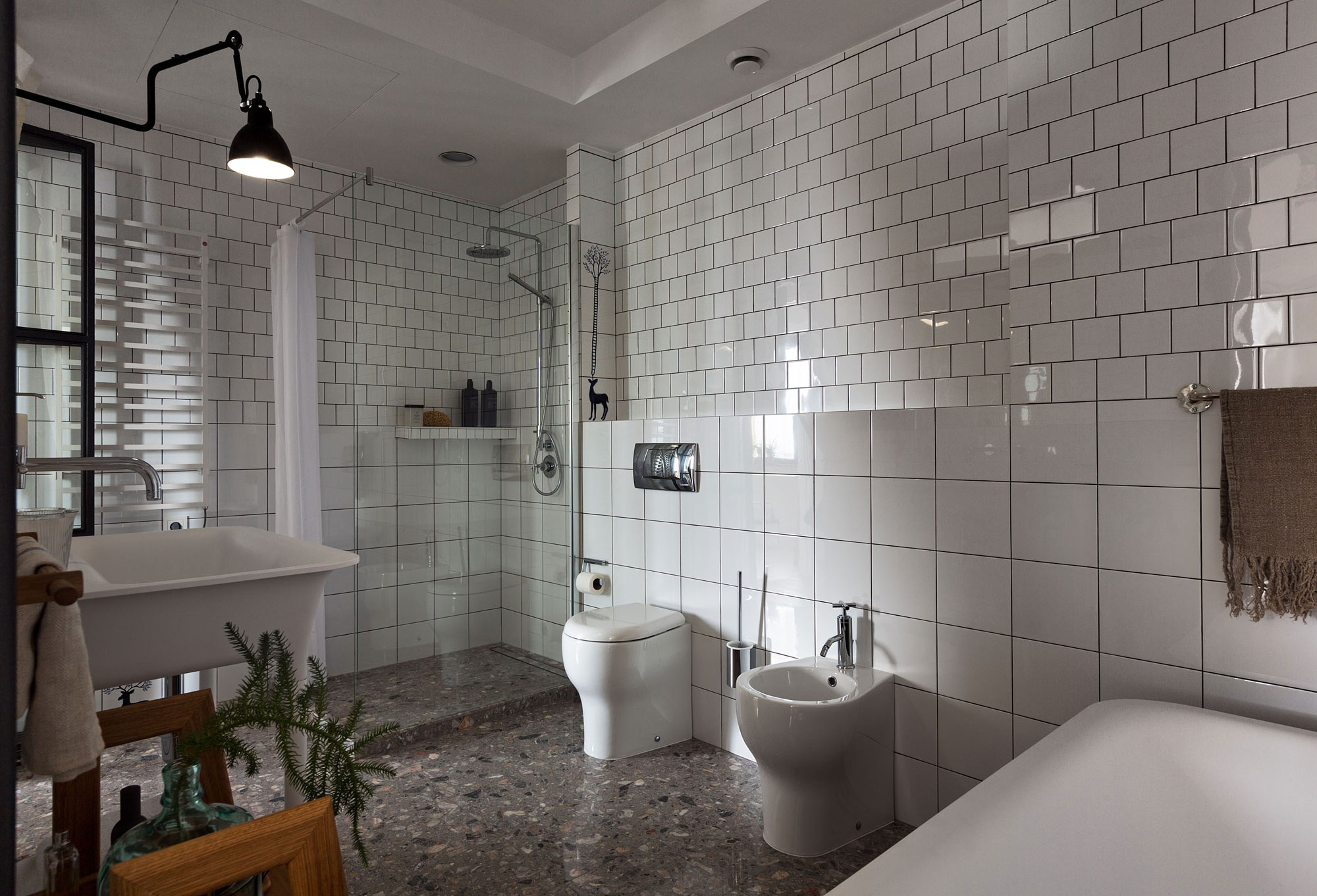 An Airy Monochromatic Apartment with Clean Lines and Simple Furnishings in Kiev by Alena Yudina (19)