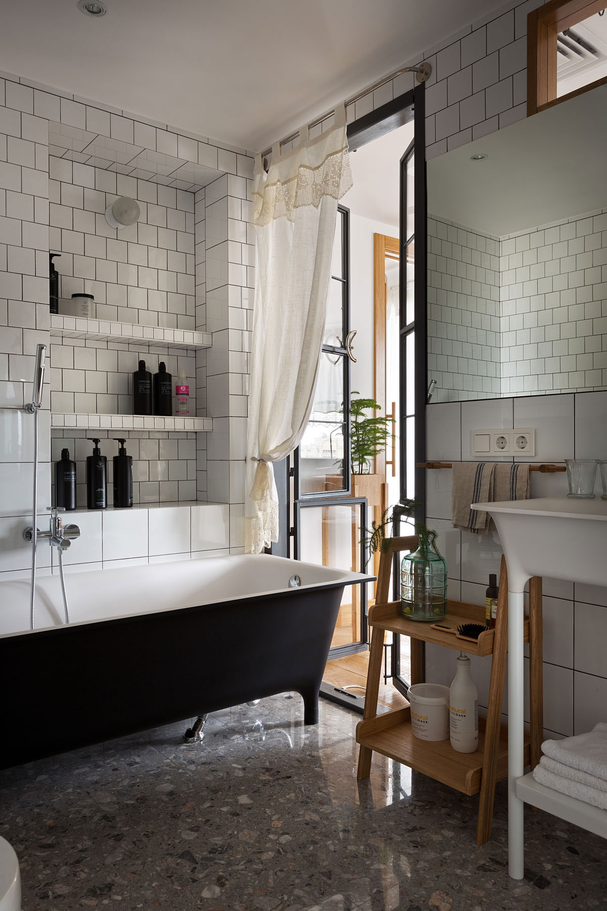 An Airy Monochromatic Apartment with Clean Lines and Simple Furnishings in Kiev by Alena Yudina (23)