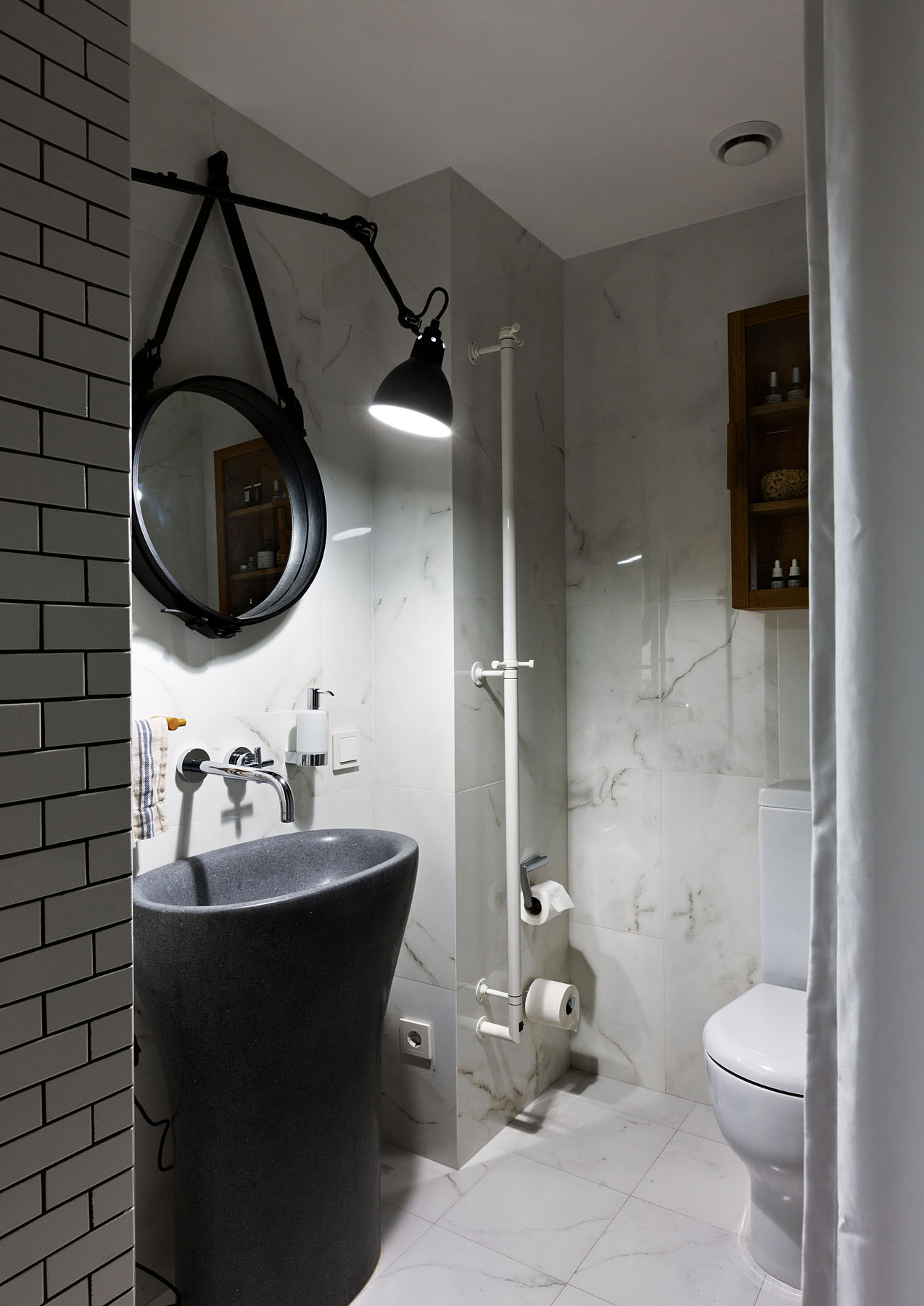 An Airy Monochromatic Apartment with Clean Lines and Simple Furnishings in Kiev by Alena Yudina (26)