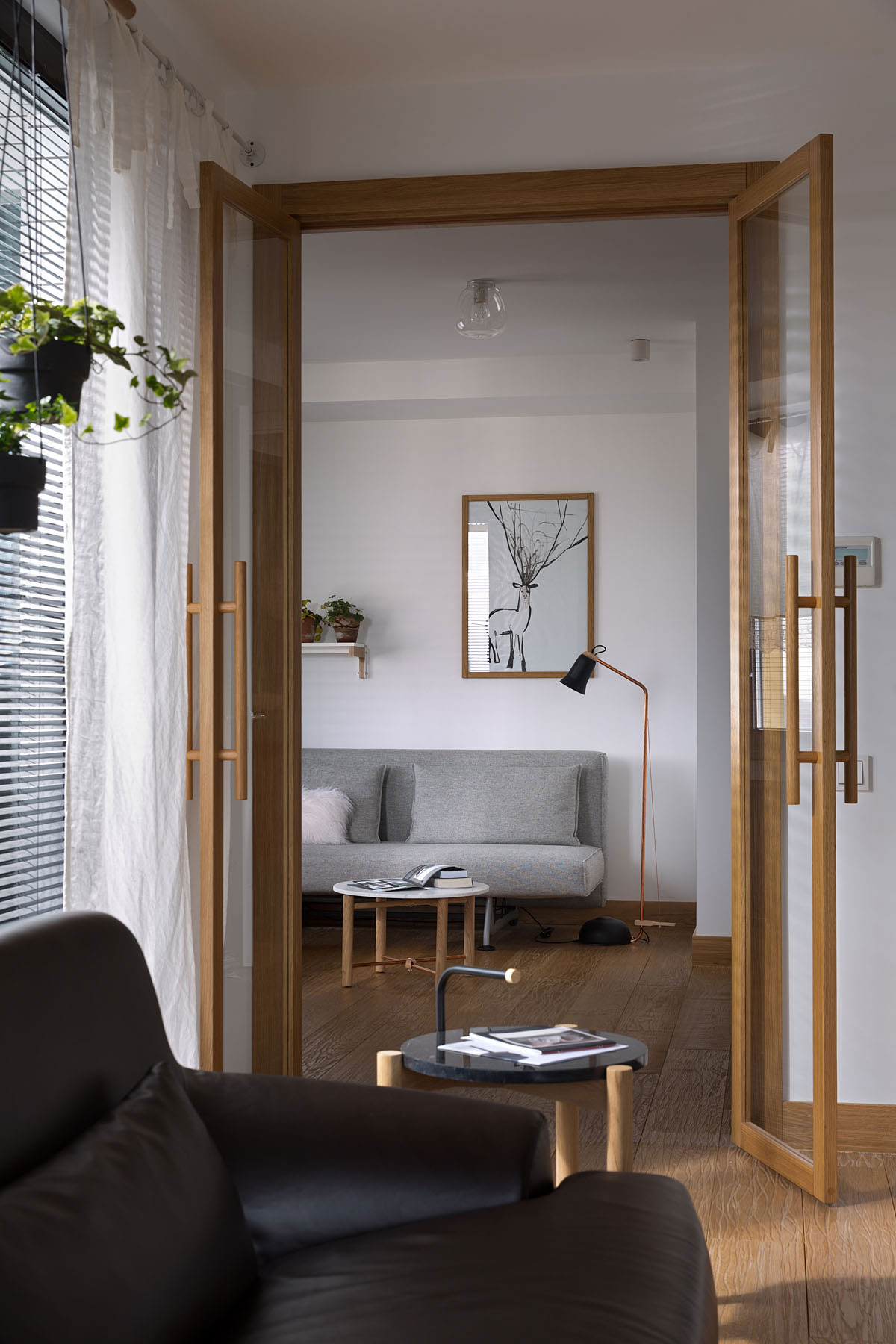 An Airy Monochromatic Apartment with Clean Lines and Simple Furnishings in Kiev by Alena Yudina (5)