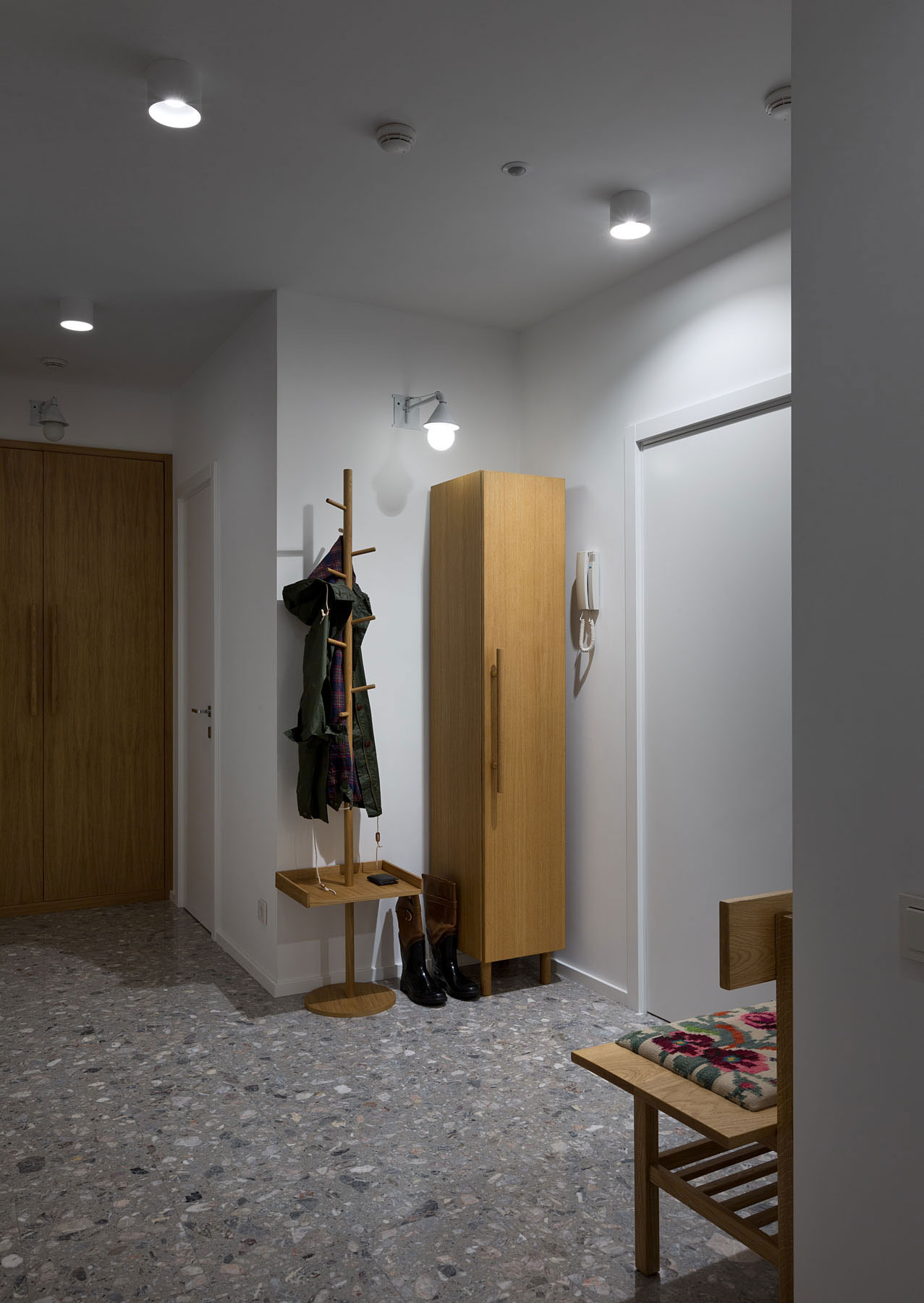 An Airy Monochromatic Apartment with Clean Lines and Simple Furnishings in Kiev by Alena Yudina (7)