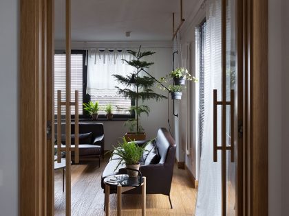 An Airy Monochromatic Apartment with Clean Lines and Simple Furnishings in Kiev by Alena Yudina (9)