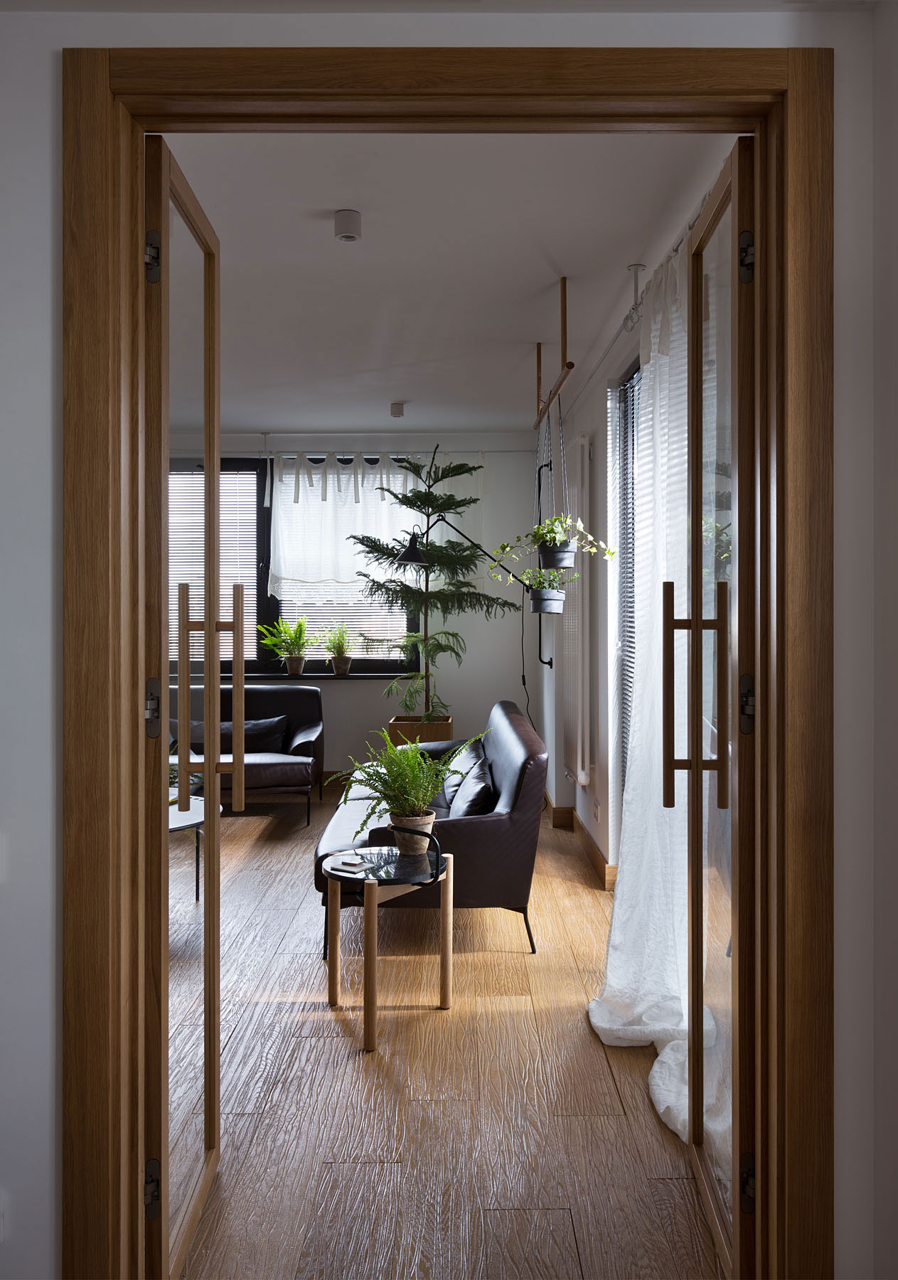 An Airy Monochromatic Apartment with Clean Lines and Simple Furnishings in Kiev by Alena Yudina (9)
