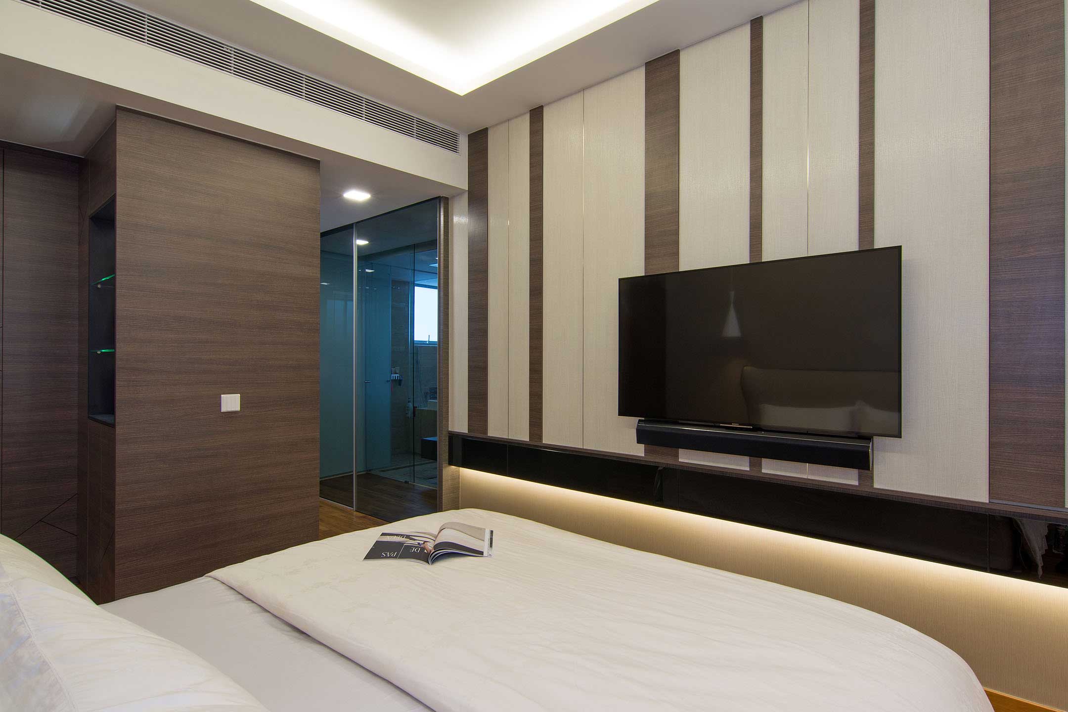 An Elegant Contemporary Apartment with Breathtaking Interior in Singapore by KNQ Associates (13)