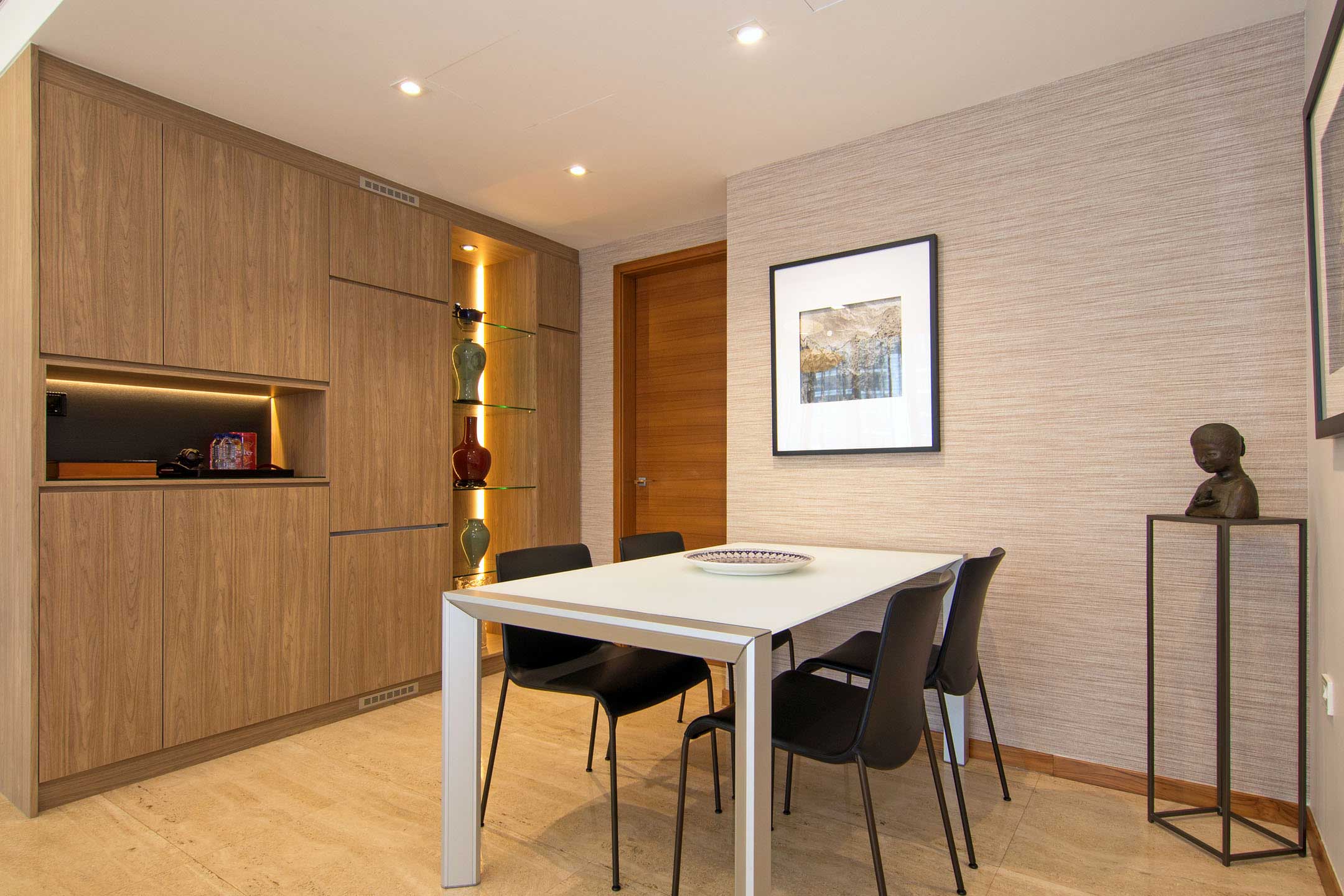 An Elegant Contemporary Apartment with Breathtaking Interior in Singapore by KNQ Associates (6)