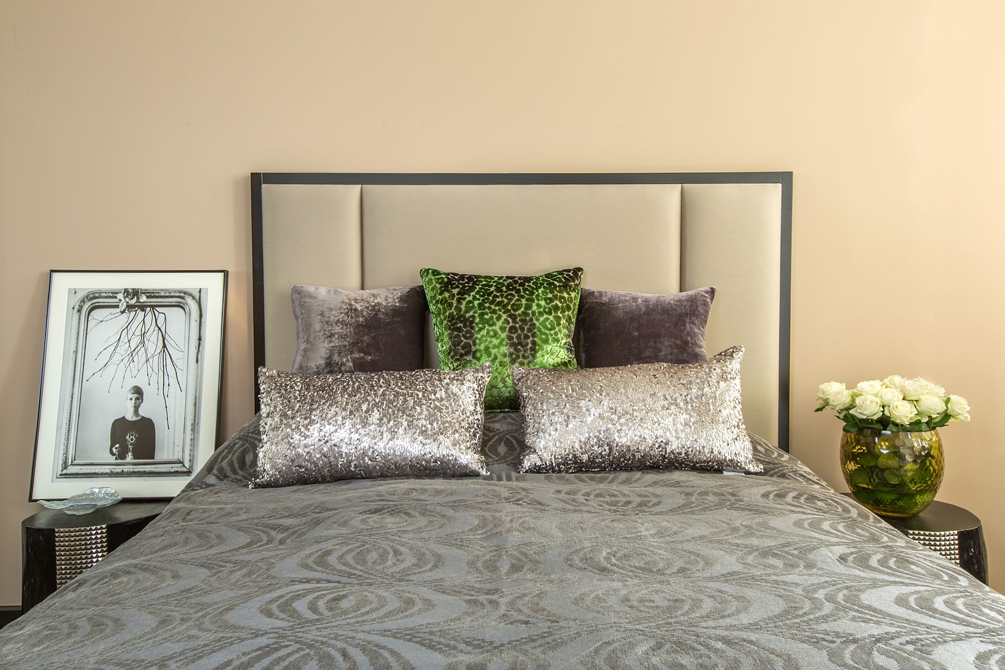 An Elegant Contemporary Apartment with Warm and Timeless Interiors in Kiev by Absolute Interior Decor (13)