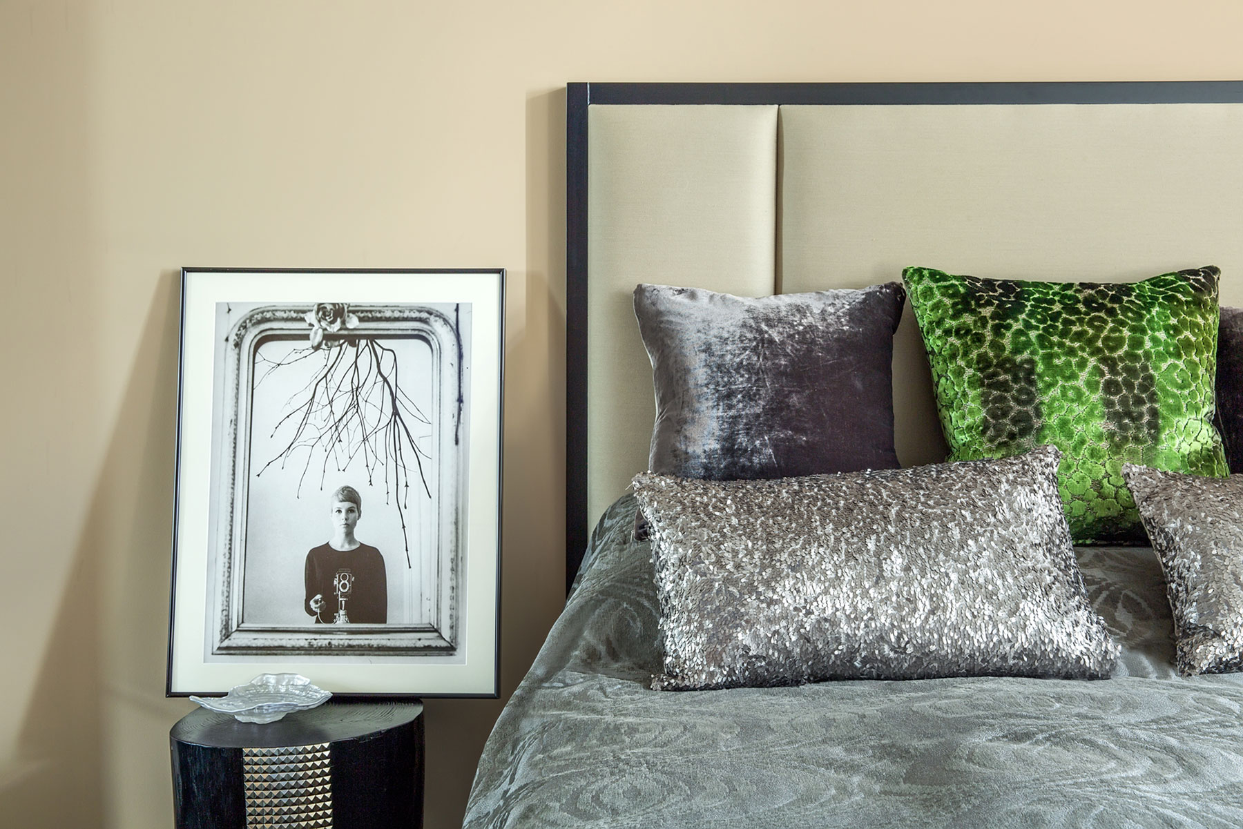 An Elegant Contemporary Apartment with Warm and Timeless Interiors in Kiev by Absolute Interior Decor (14)