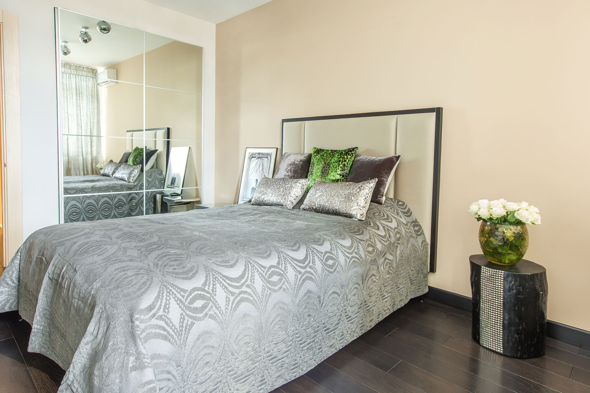 An Elegant Contemporary Apartment with Warm and Timeless Interiors in Kiev by Absolute Interior Decor (15)