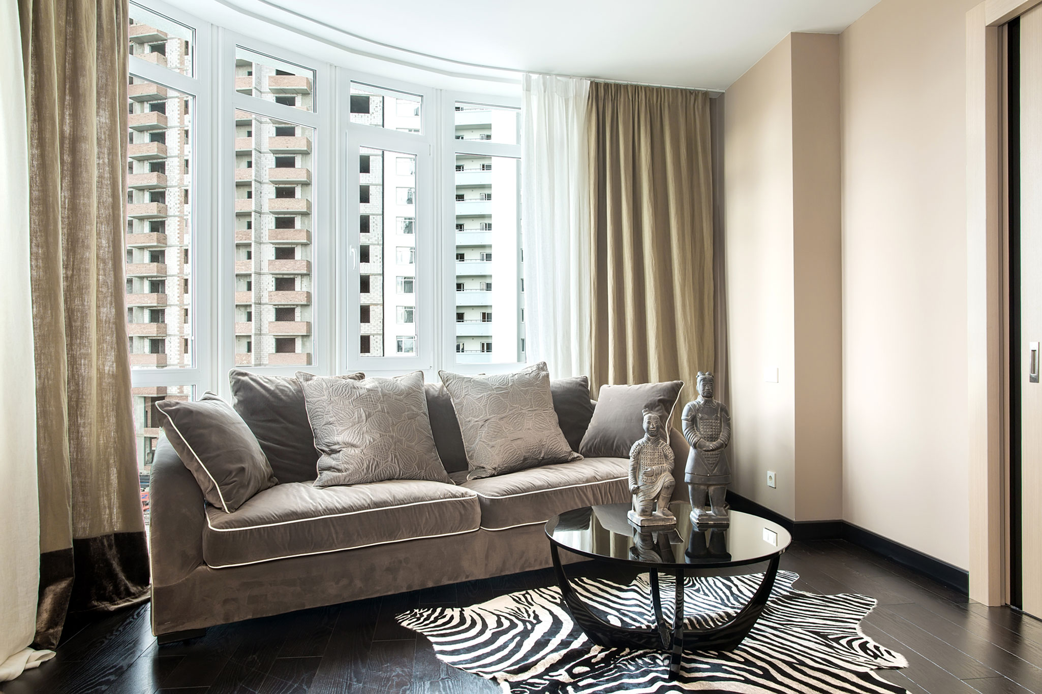 An Elegant Contemporary Apartment with Warm and Timeless Interiors in Kiev by Absolute Interior Decor (2)