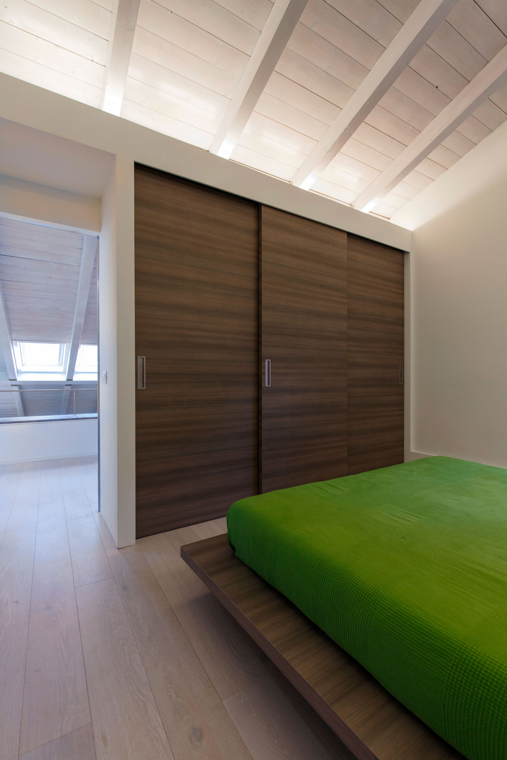 An Elegant Contemporary Attic Apartment with Green and White Interior in Bologna by MAMA (10)