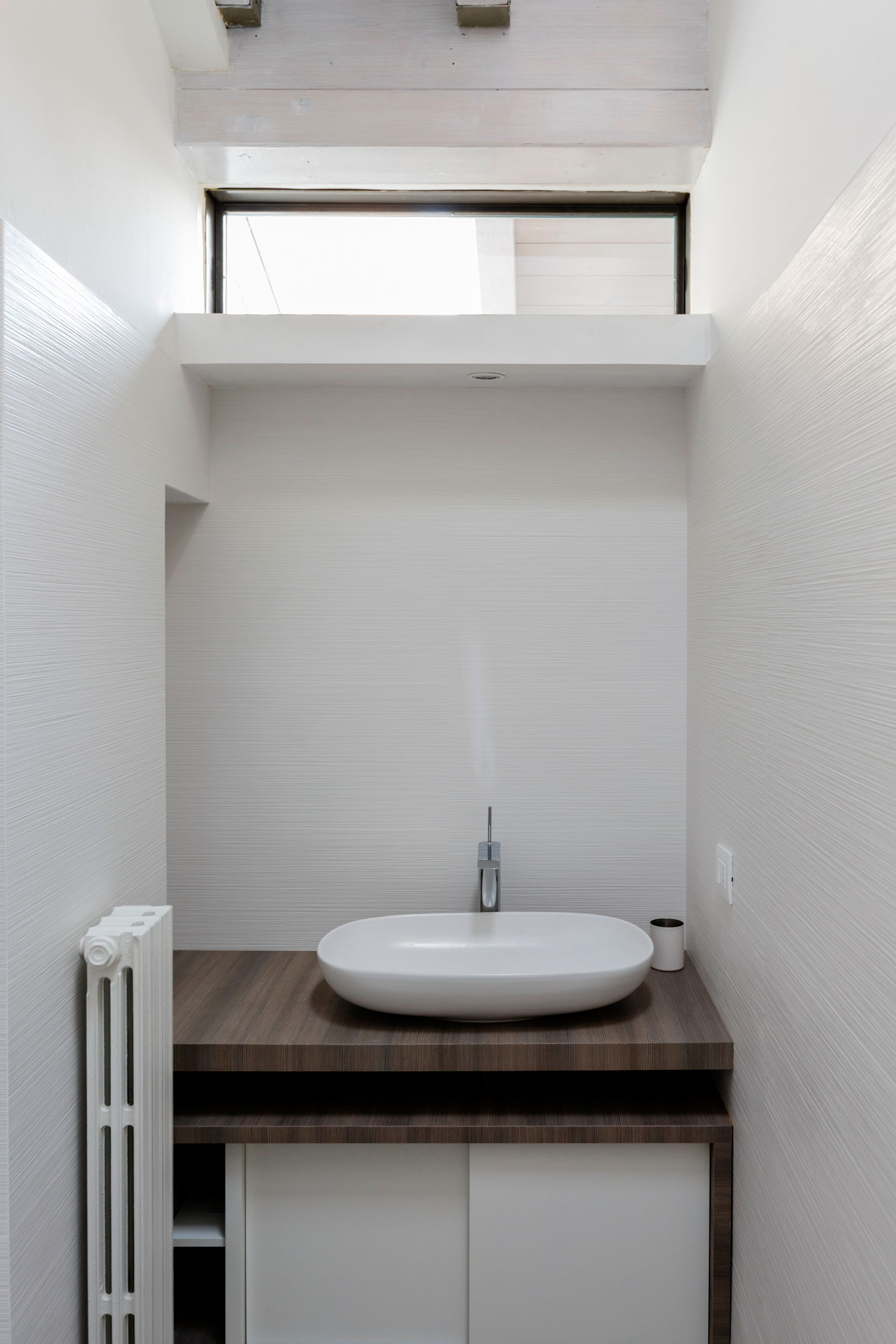 An Elegant Contemporary Attic Apartment with Green and White Interior in Bologna by MAMA (11)