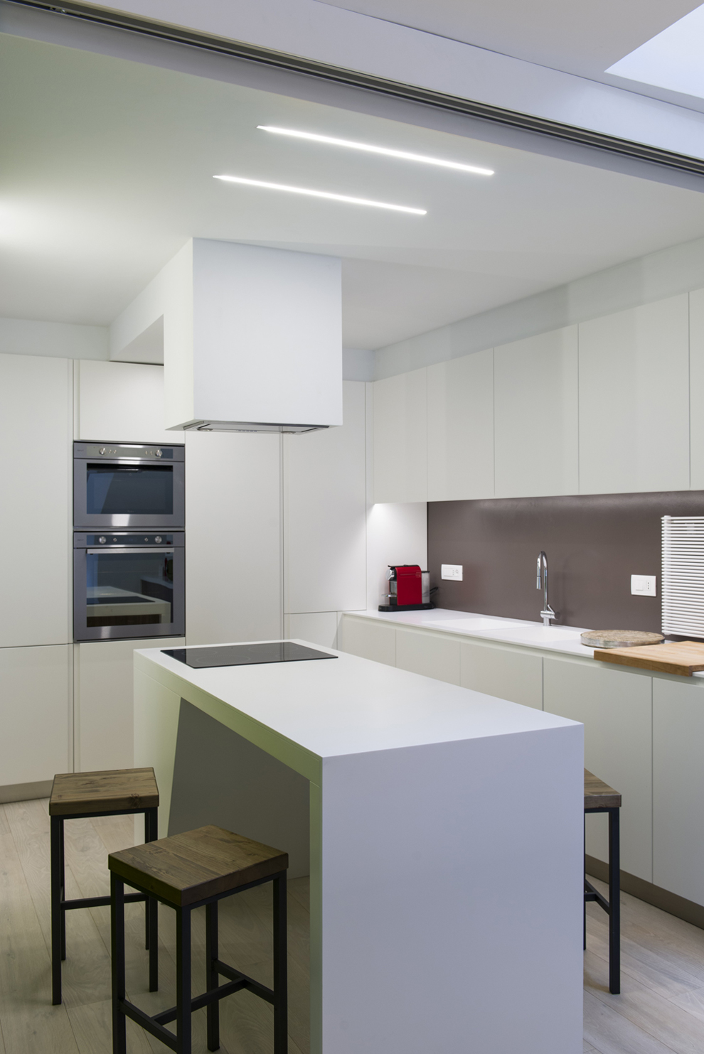 An Elegant Contemporary Attic Apartment with Green and White Interior in Bologna by MAMA (4)