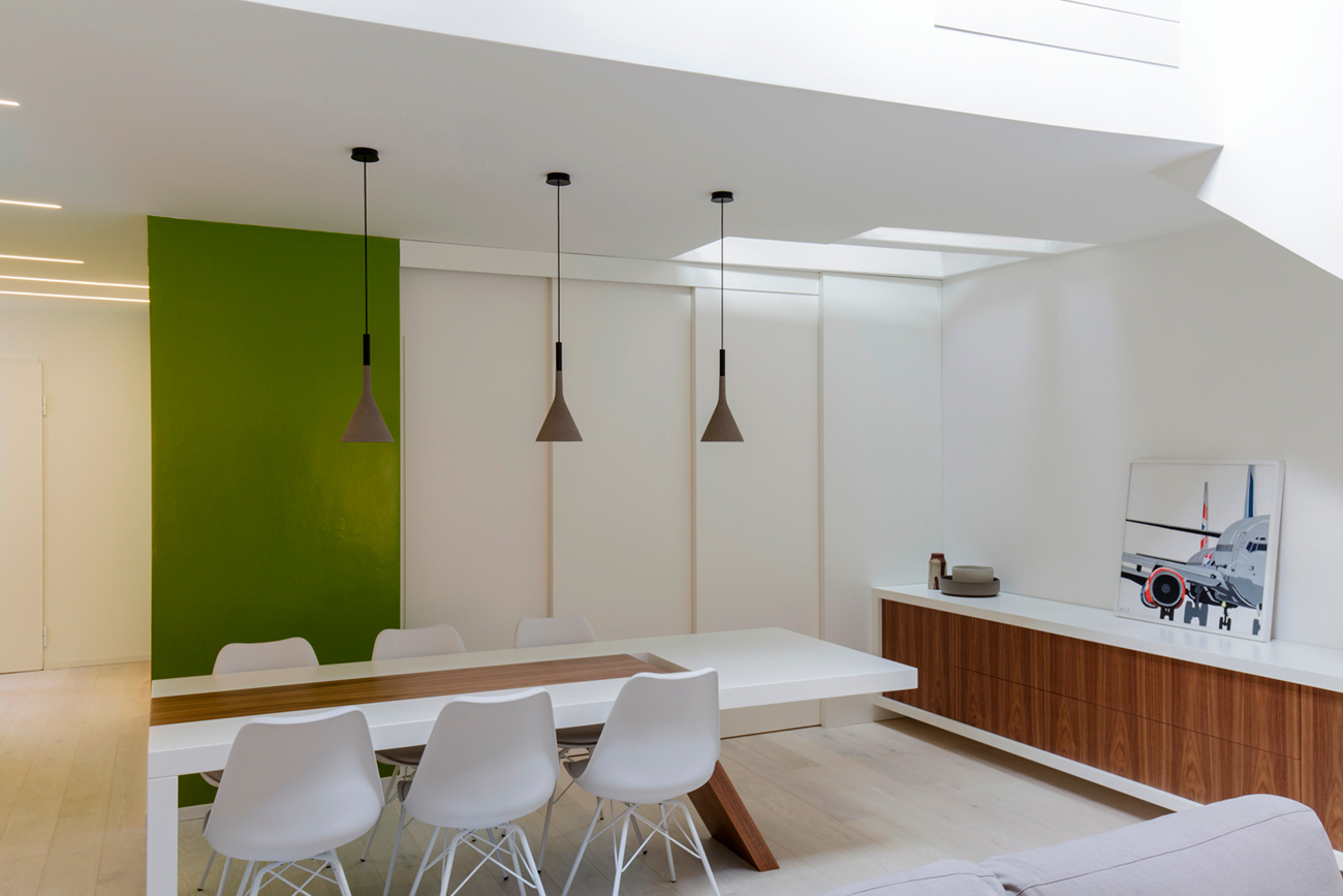 An Elegant Contemporary Attic Apartment with Green and White Interior in Bologna by MAMA (6)