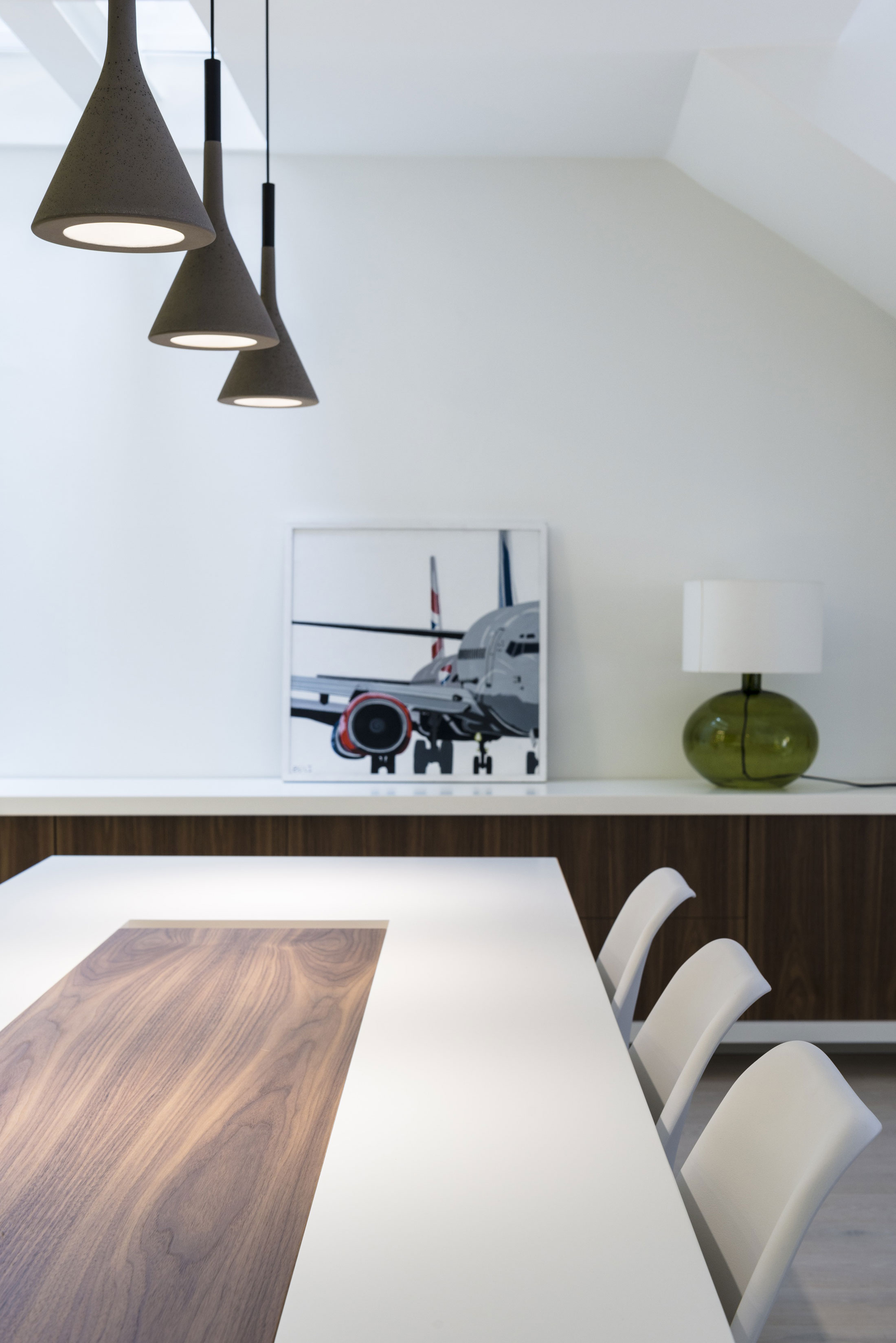 An Elegant Contemporary Attic Apartment with Green and White Interior in Bologna by MAMA (9)