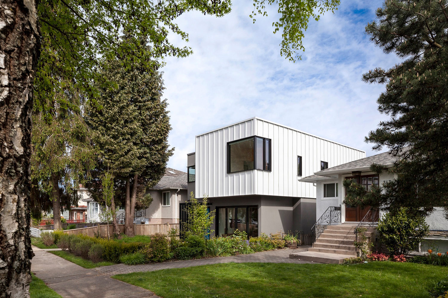 An Elegant Contemporary Family Home with Simple Interiors in Vancouver, British Columbia by Measured Architecture (2)