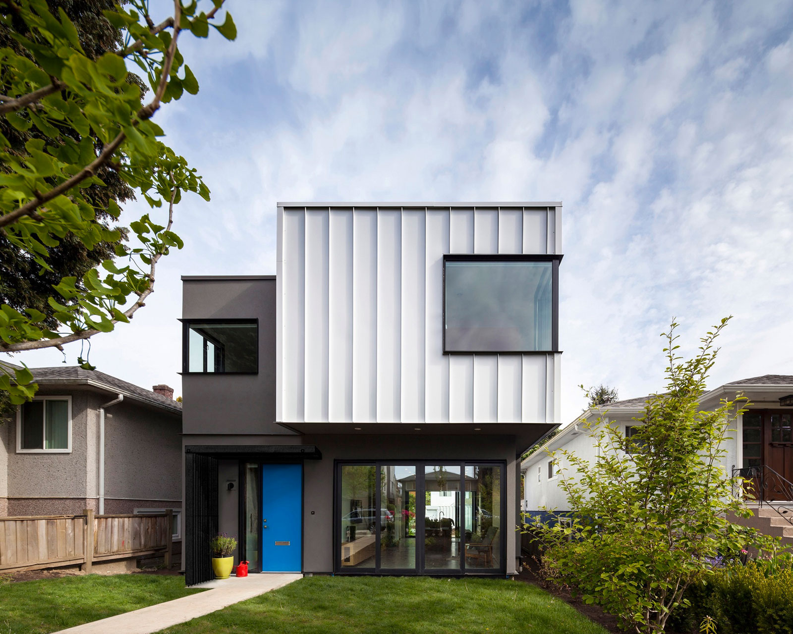 An Elegant Contemporary Family Home with Simple Interiors in Vancouver, British Columbia by Measured Architecture (3)