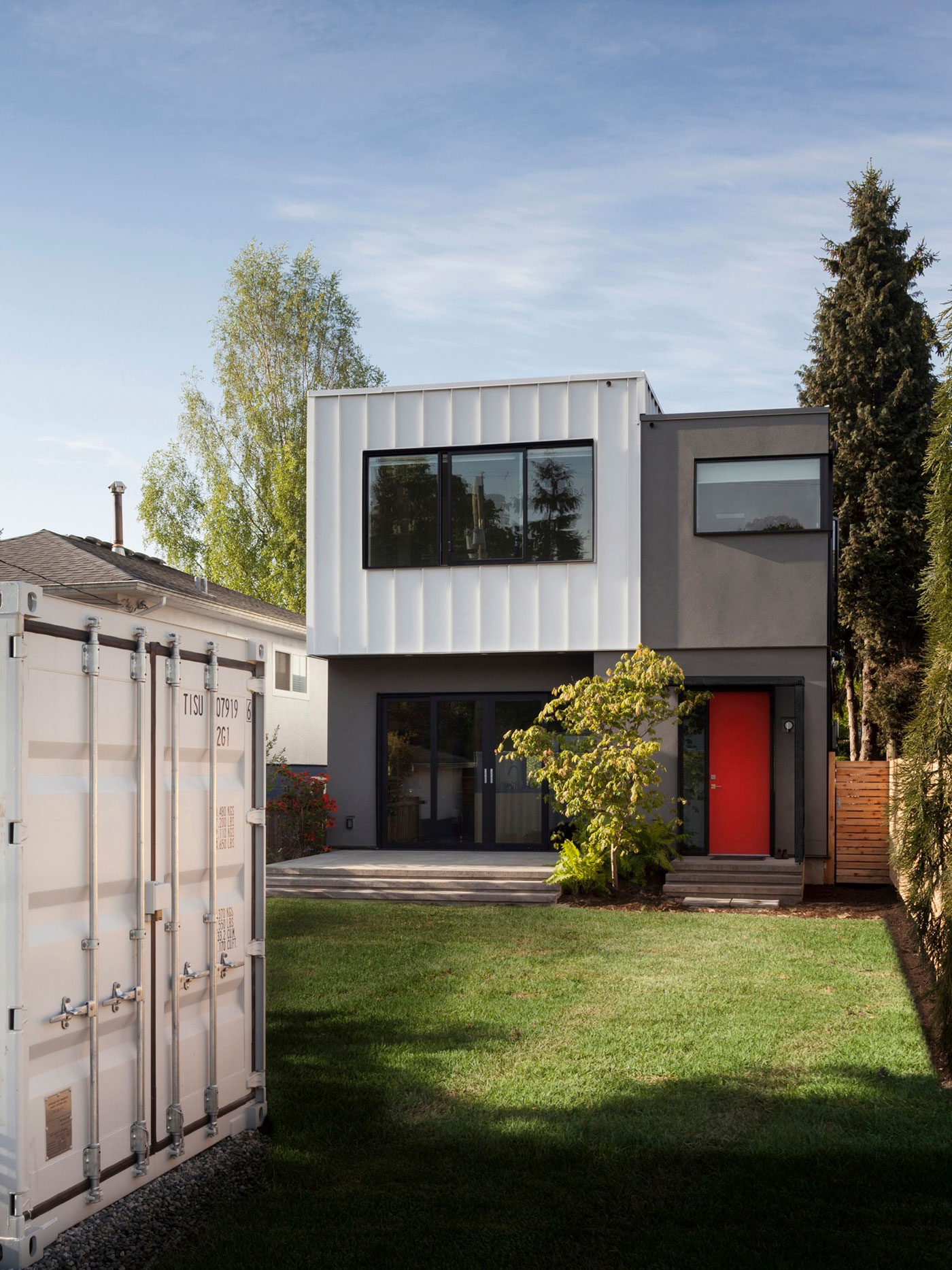 An Elegant Contemporary Family Home with Simple Interiors in Vancouver, British Columbia by Measured Architecture (4)
