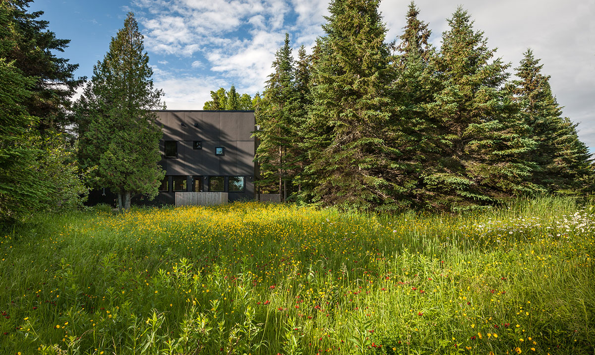 An Elegant Contemporary Family Retreat in Herbster, Wisconsin by Salmela Architect (3)