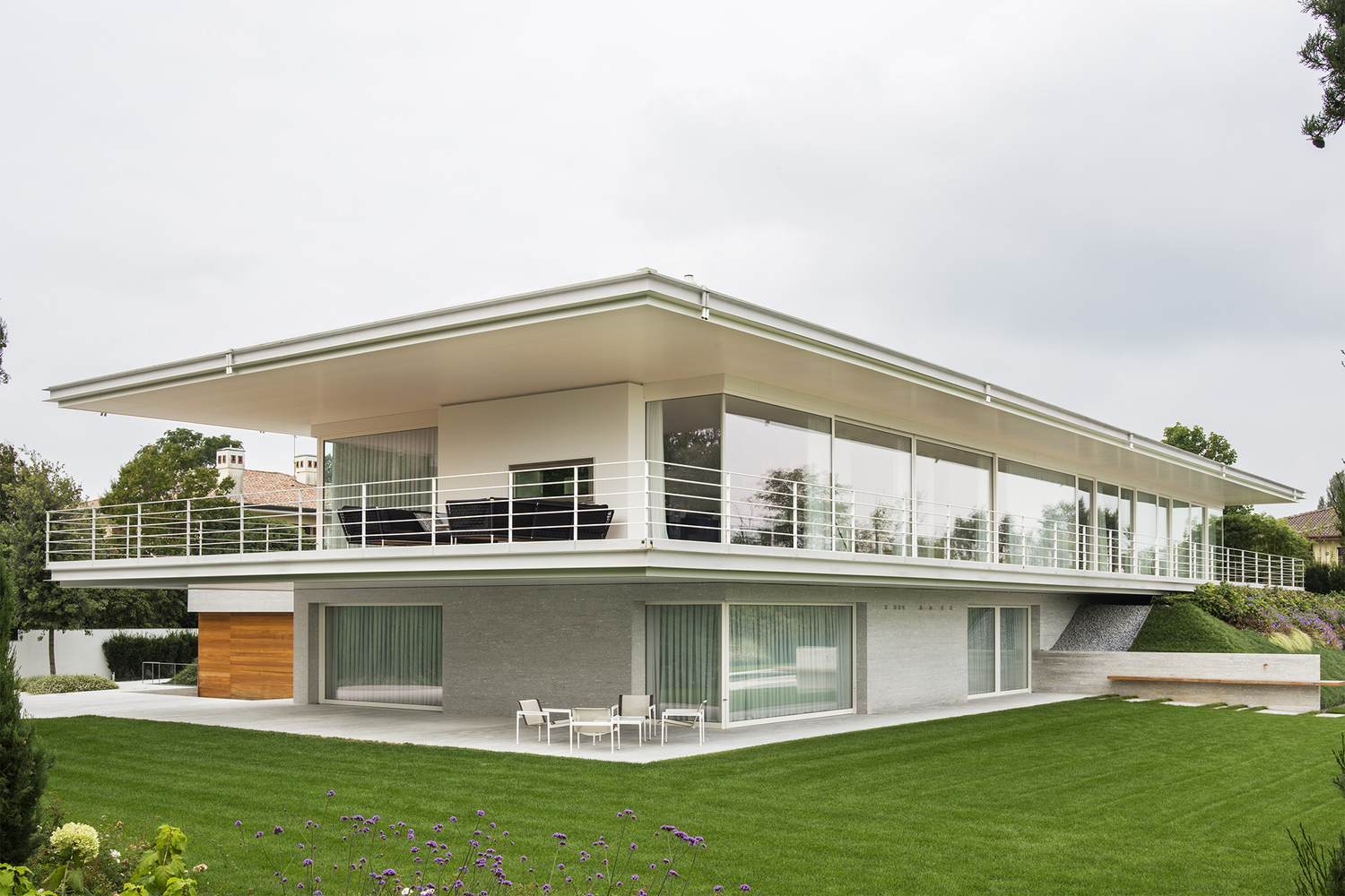 An Elegant Contemporary Home for a Couple with Three Children in Treviso by Zaetta Studio (1)