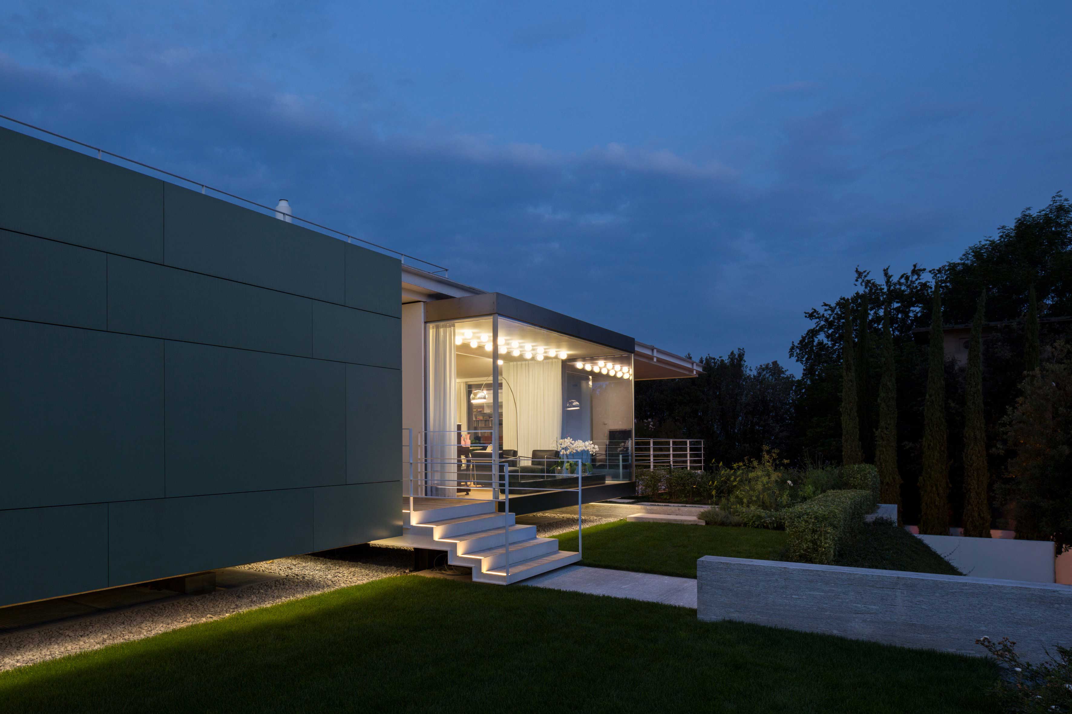 An Elegant Contemporary Home for a Couple with Three Children in Treviso by Zaetta Studio (30)