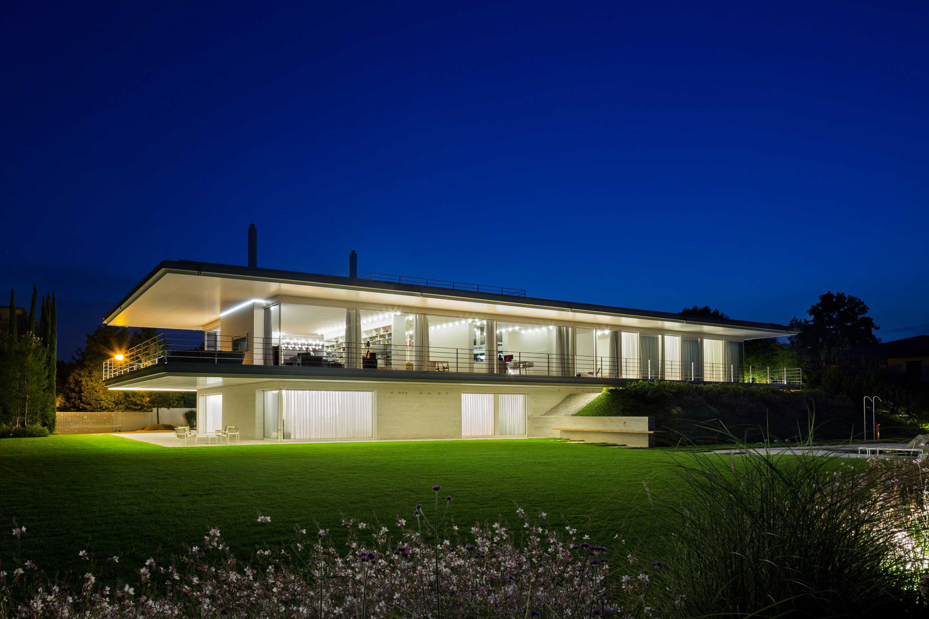 An Elegant Contemporary Home for a Couple with Three Children in Treviso by Zaetta Studio (32)
