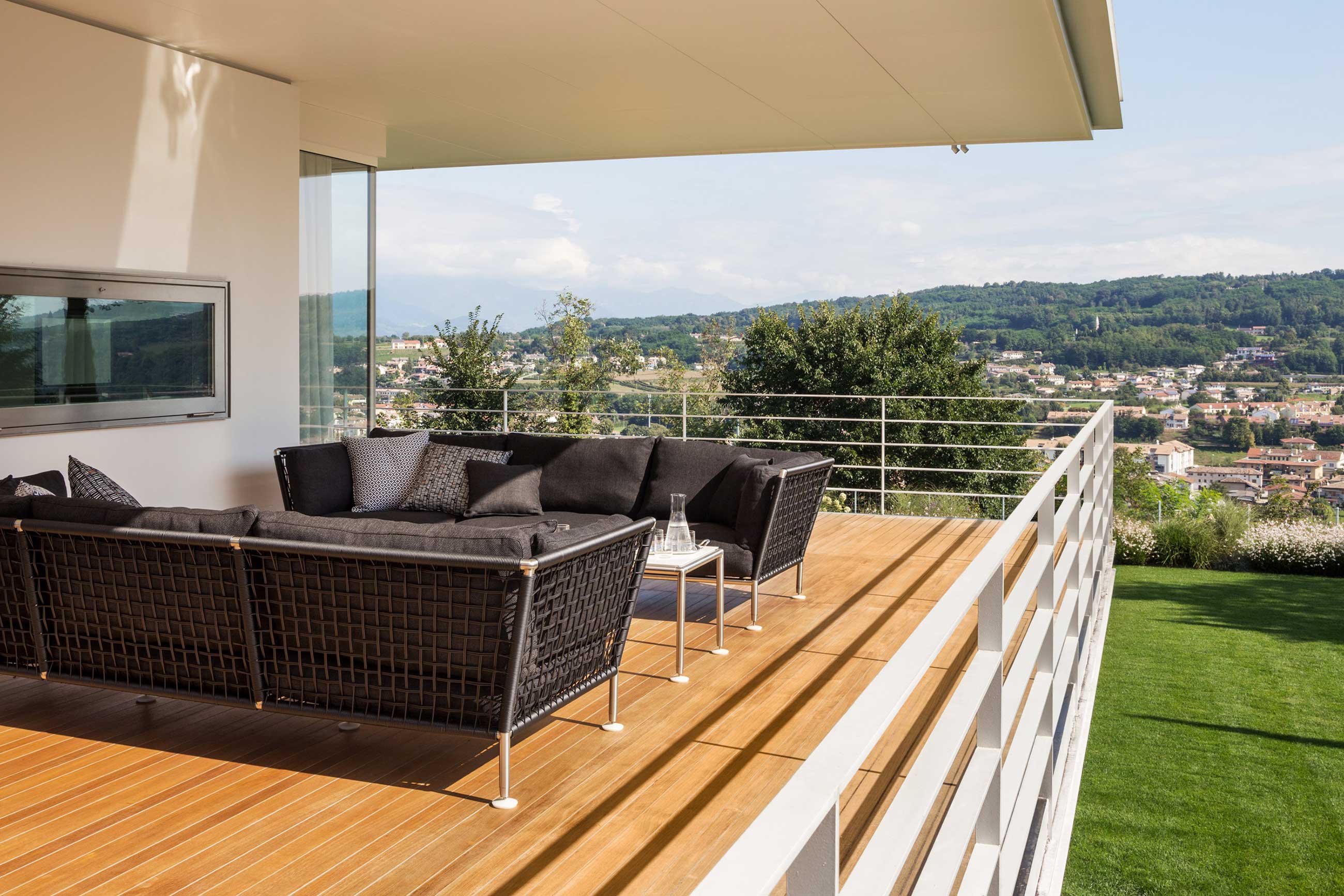 An Elegant Contemporary Home for a Couple with Three Children in Treviso by Zaetta Studio (7)