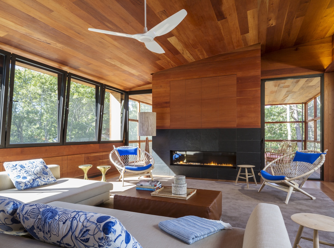 An Elegant Contemporary Home in the Woods for a Young Family of Five in Southampton by Rangr Studio (8)