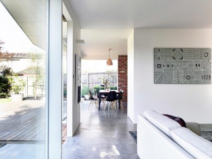 An Elegant Contemporary Home with Faceted Window Recesses in Sandy Bay by Preston Lane Architects (5)