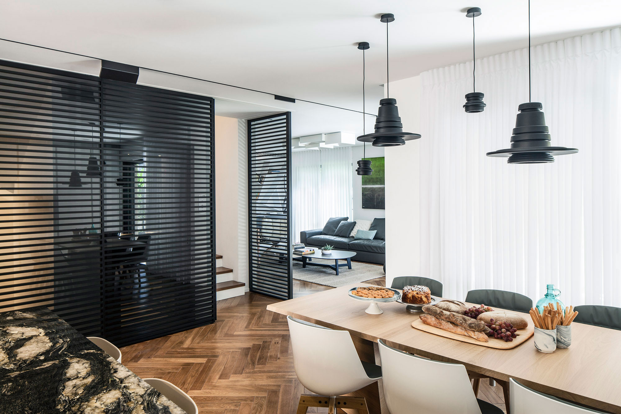 An Elegant Contemporary Home with Light and Airy Interiors in Ramat HaSharon by Tal Goldsmith Fish Design Studio (10)