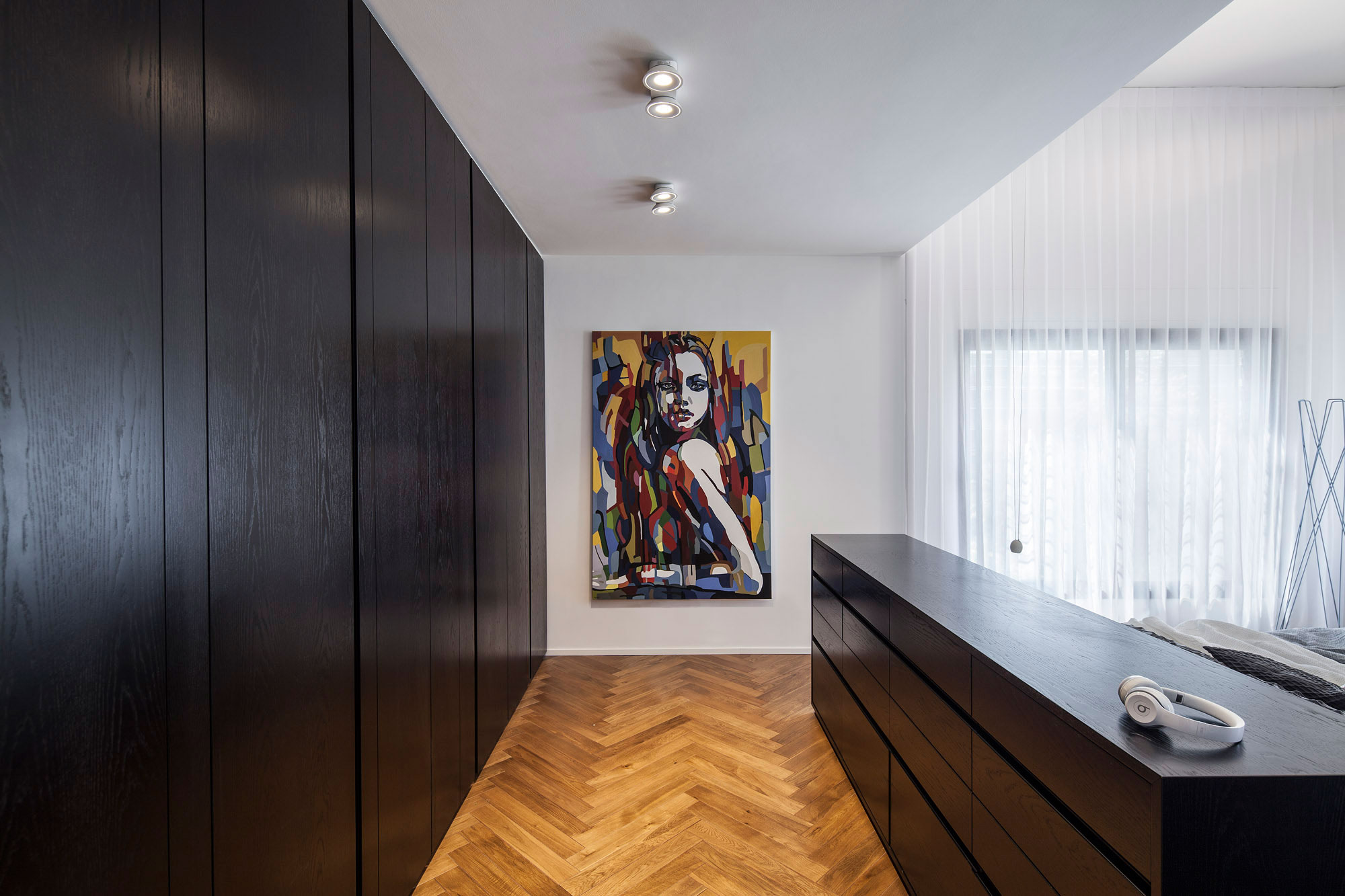 An Elegant Contemporary Home with Light and Airy Interiors in Ramat HaSharon by Tal Goldsmith Fish Design Studio (13)