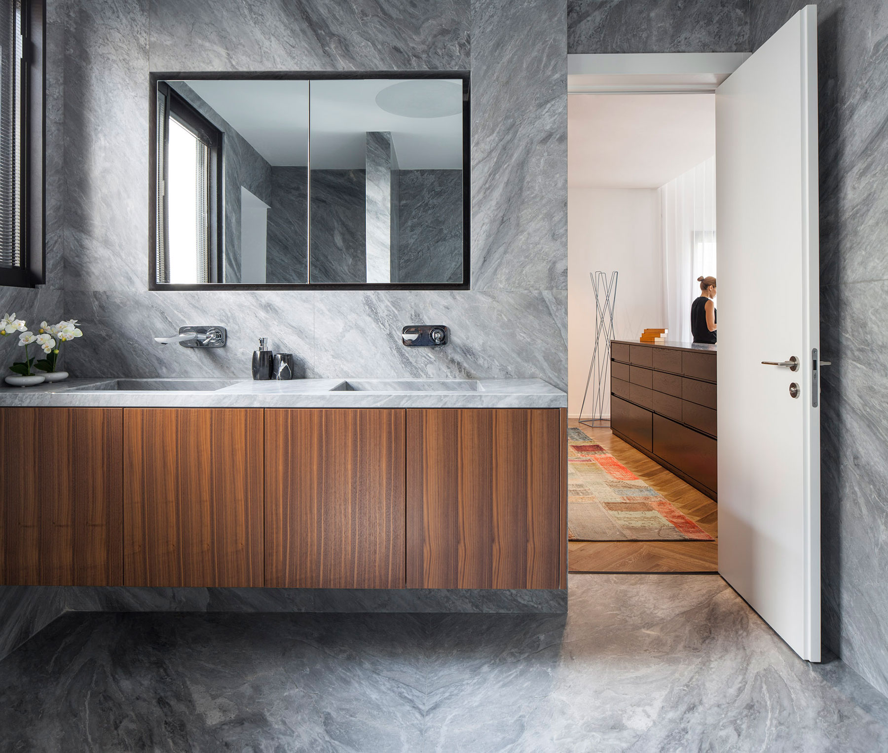 An Elegant Contemporary Home with Light and Airy Interiors in Ramat HaSharon by Tal Goldsmith Fish Design Studio (14)