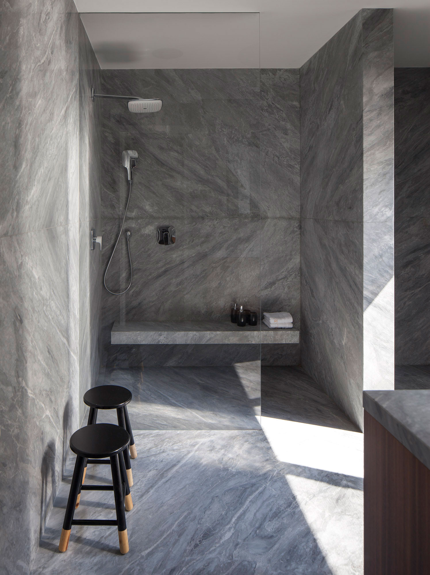 An Elegant Contemporary Home with Light and Airy Interiors in Ramat HaSharon by Tal Goldsmith Fish Design Studio (16)