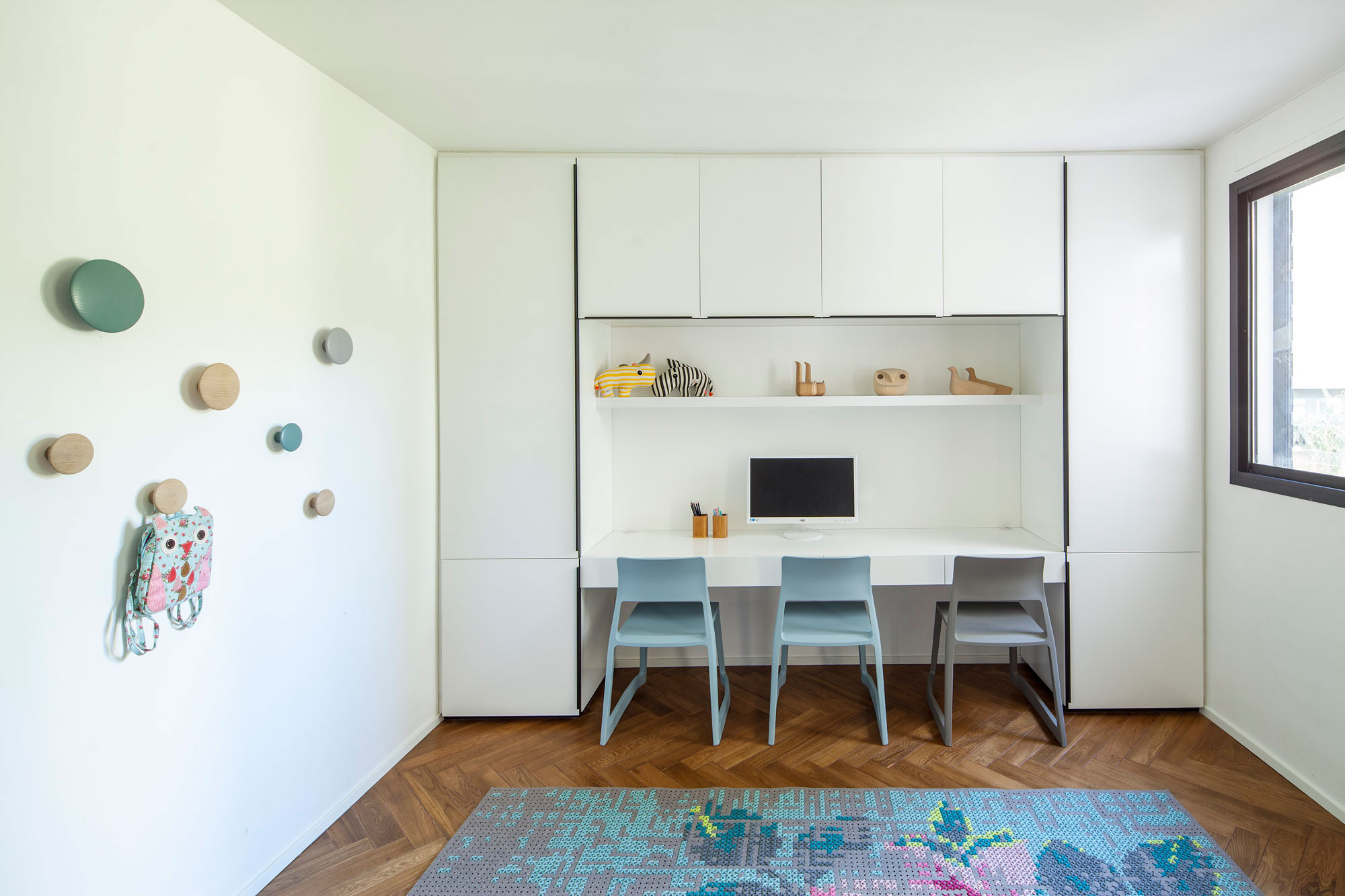 An Elegant Contemporary Home with Light and Airy Interiors in Ramat HaSharon by Tal Goldsmith Fish Design Studio (18)