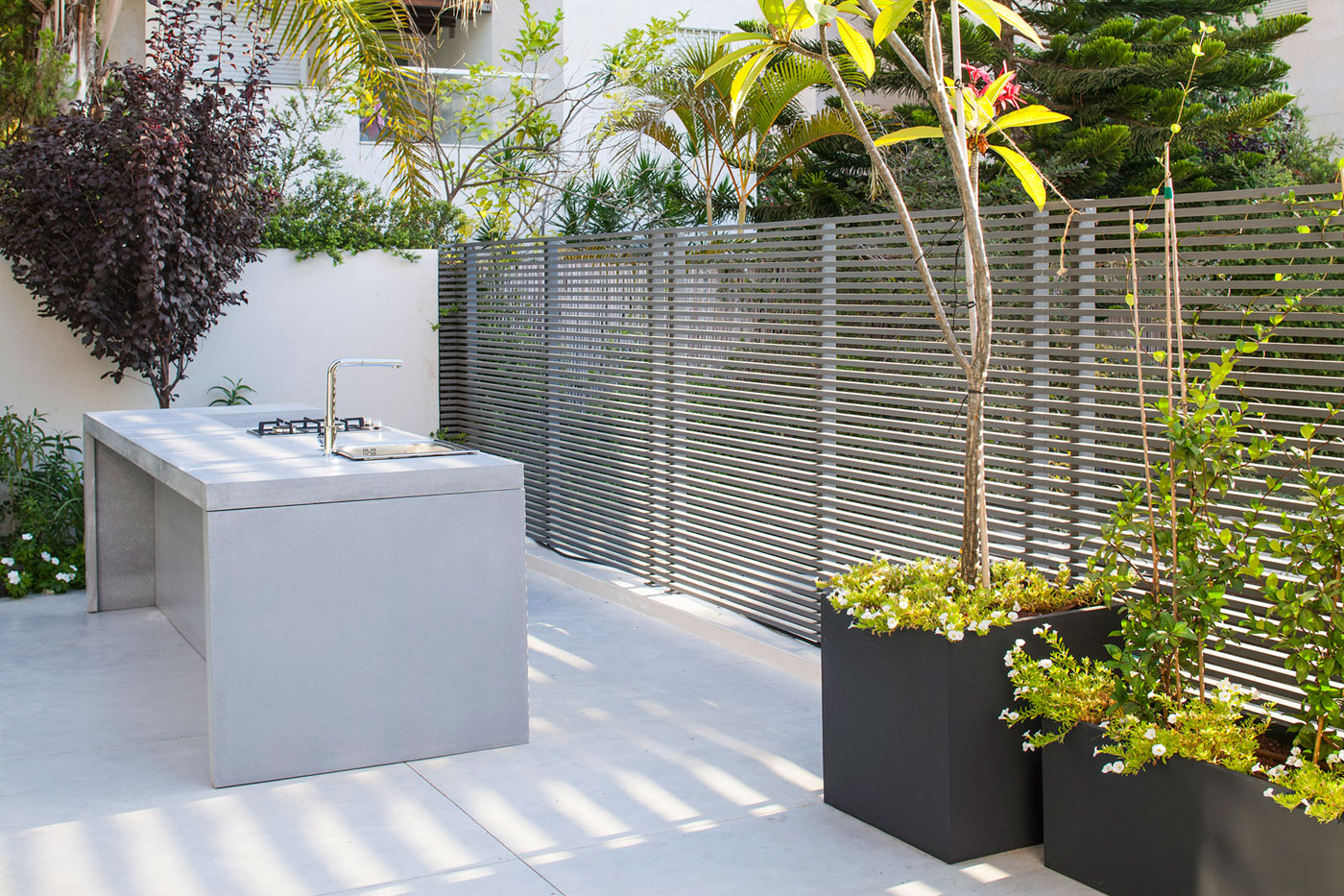 An Elegant Contemporary Home with Light and Airy Interiors in Ramat HaSharon by Tal Goldsmith Fish Design Studio (2)