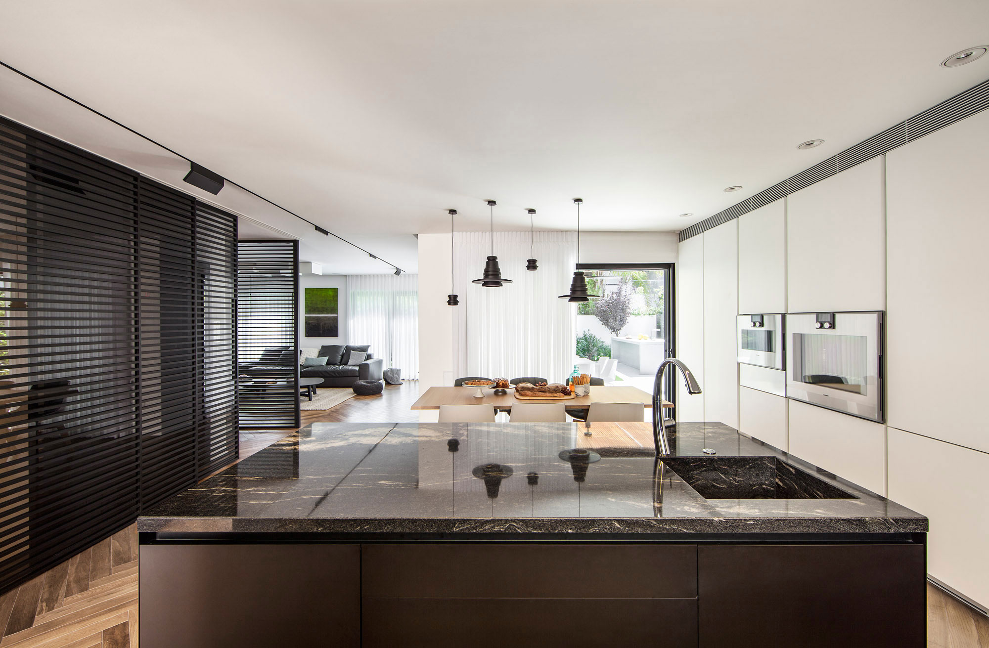 An Elegant Contemporary Home with Light and Airy Interiors in Ramat HaSharon by Tal Goldsmith Fish Design Studio (8)