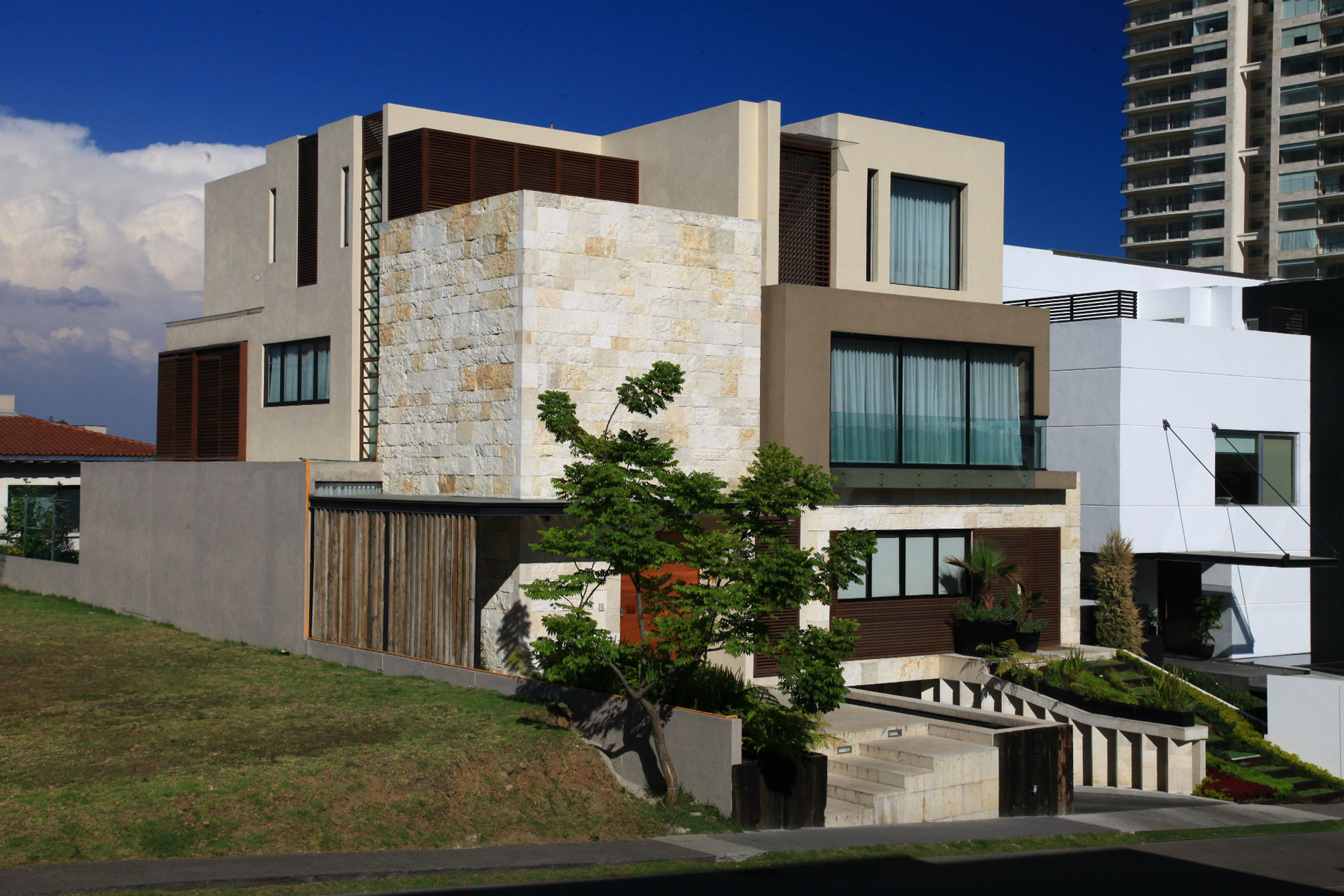 An Elegant Contemporary Home with Light and Welcoming Atmosphere in Mexico City by Código Z (1)