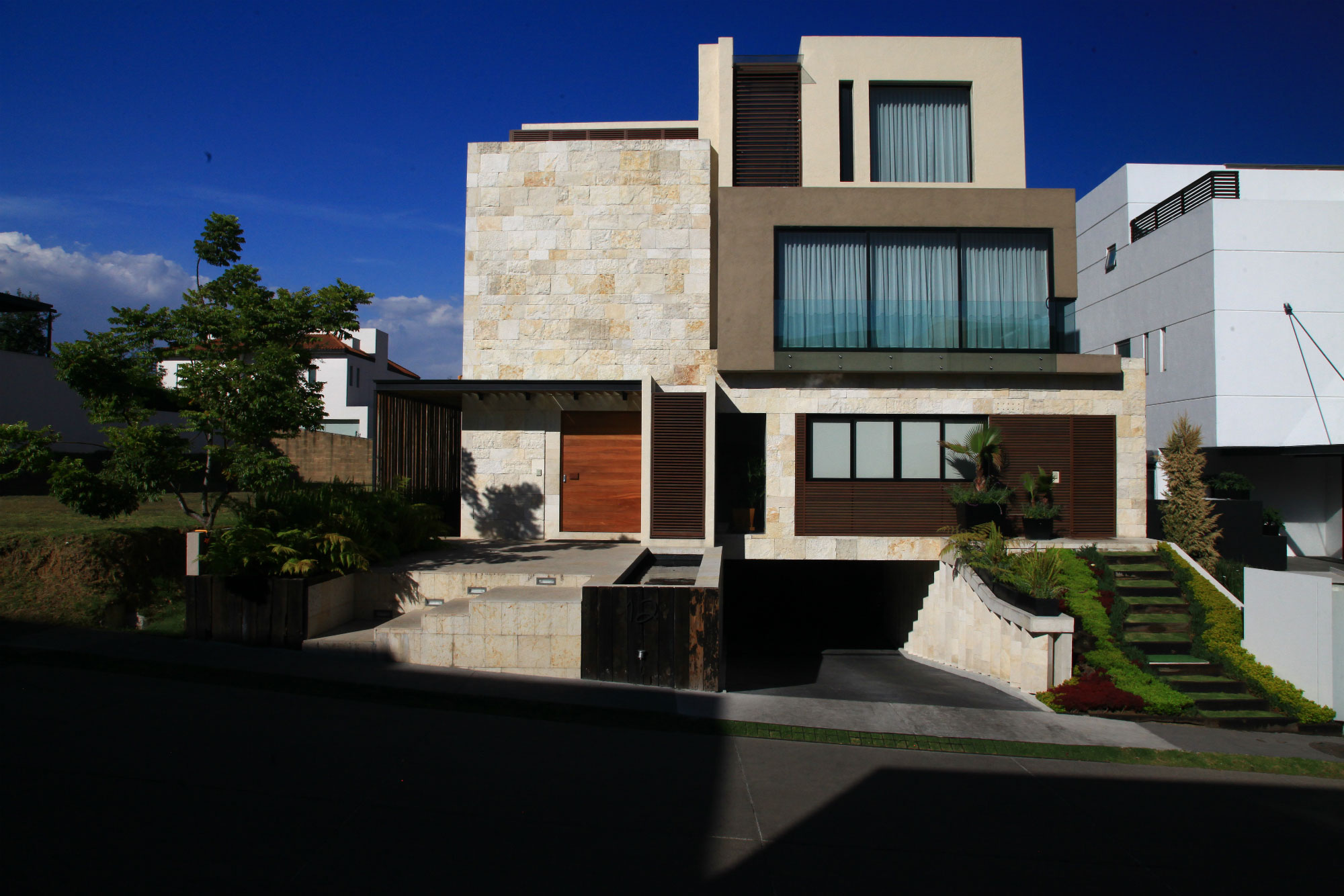 An Elegant Contemporary Home with Light and Welcoming Atmosphere in Mexico City by Código Z (2)