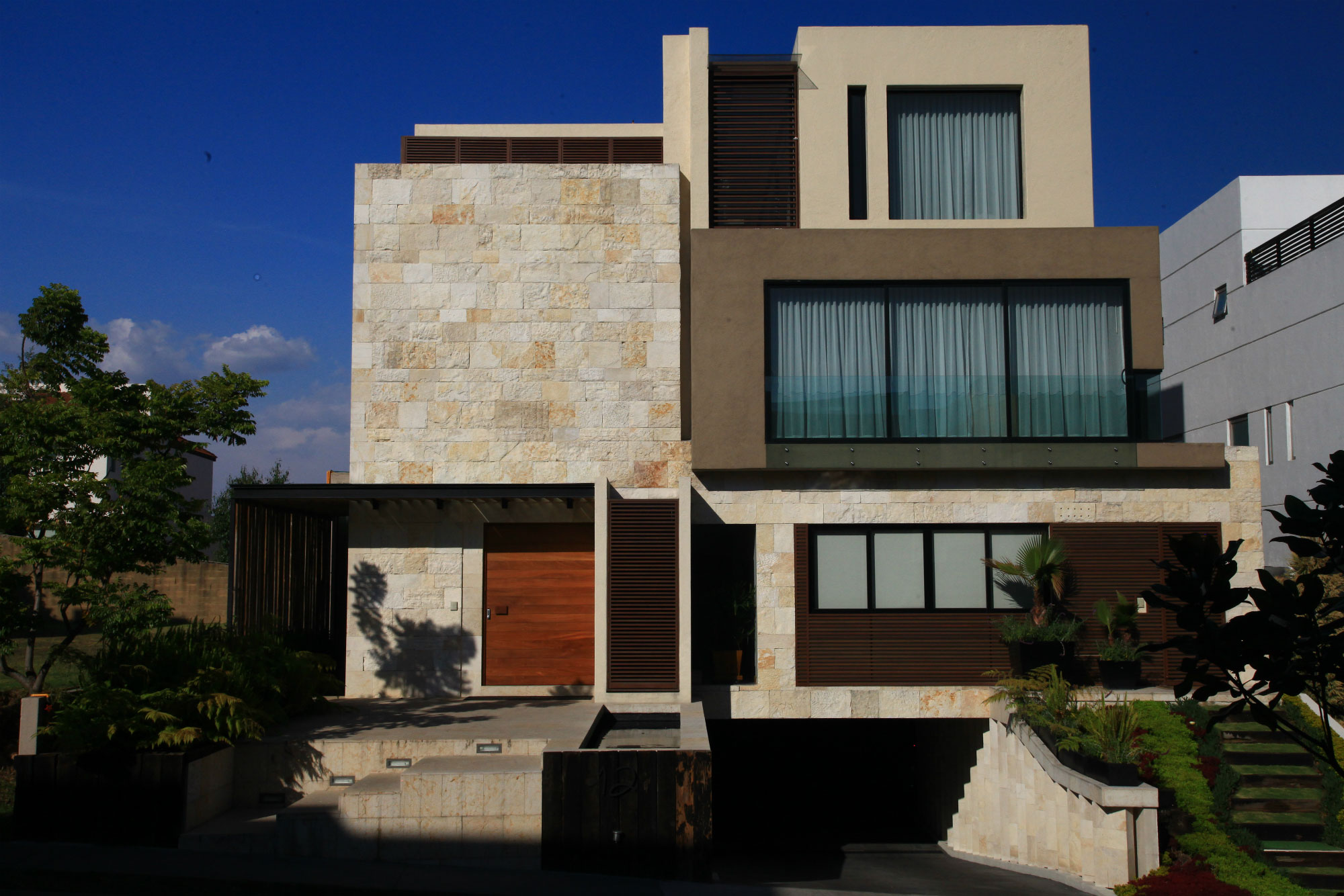An Elegant Contemporary Home with Light and Welcoming Atmosphere in Mexico City by Código Z (3)