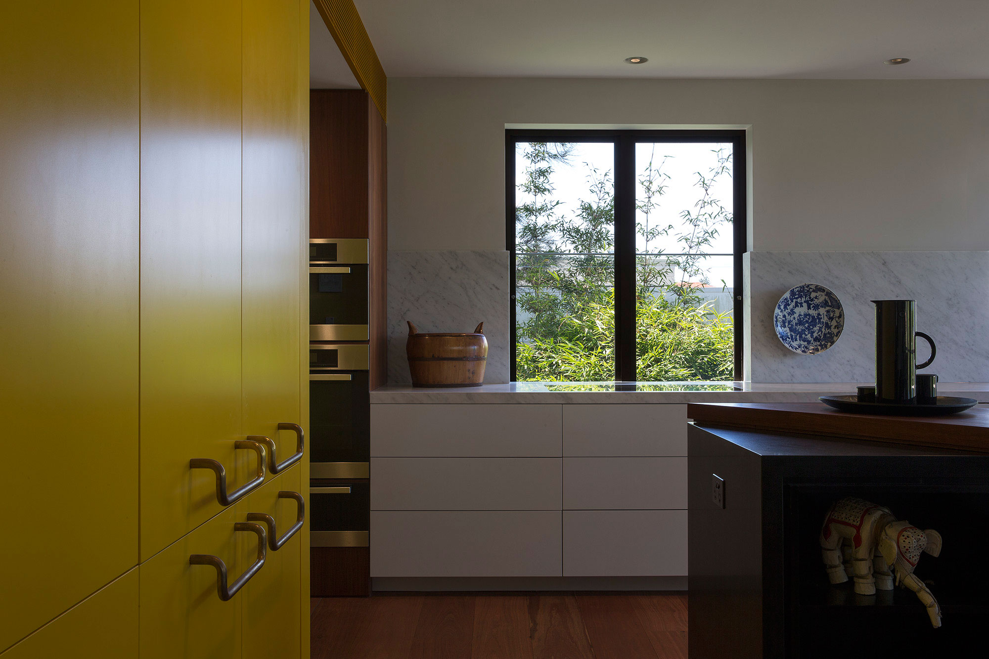 An Elegant Contemporary Home with Spiral Staircase and Classic Furniture in Sydney by CO-AP (8)