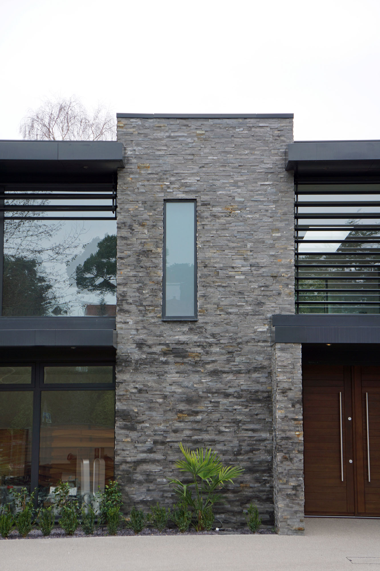 An Elegant Contemporary Home with Strong Contrast and Iroko Timber in Canford Cliffs by David James Architects (10)