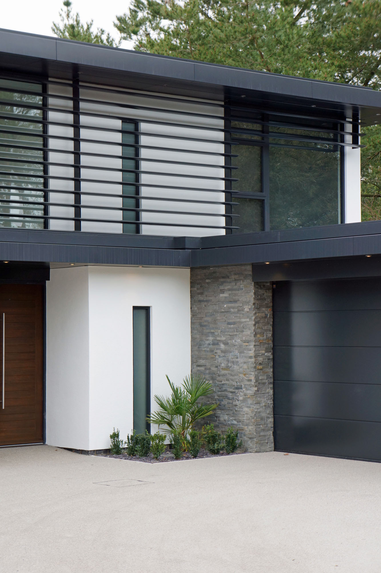 An Elegant Contemporary Home with Strong Contrast and Iroko Timber in Canford Cliffs by David James Architects (11)