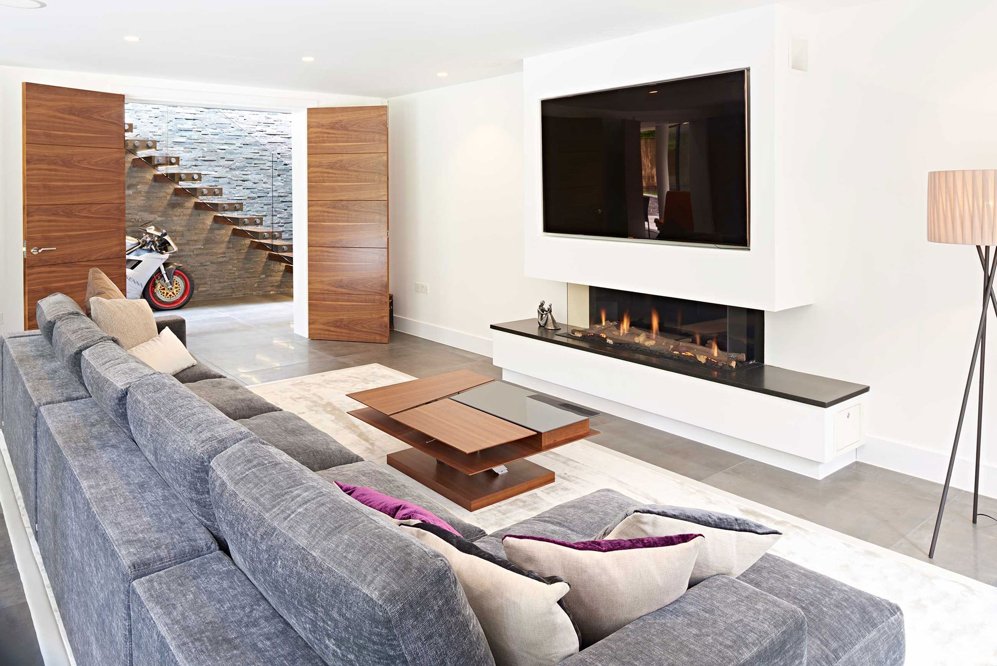 An Elegant Contemporary Home with Strong Contrast and Iroko Timber in Canford Cliffs by David James Architects (13)