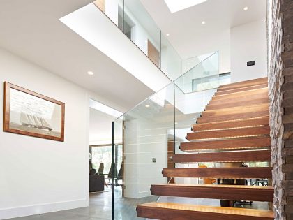 An Elegant Contemporary Home with Strong Contrast and Iroko Timber in Canford Cliffs by David James Architects (16)