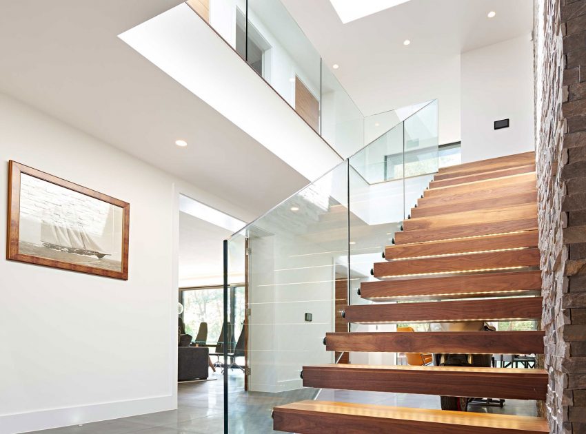 An Elegant Contemporary Home with Strong Contrast and Iroko Timber in Canford Cliffs by David James Architects (16)