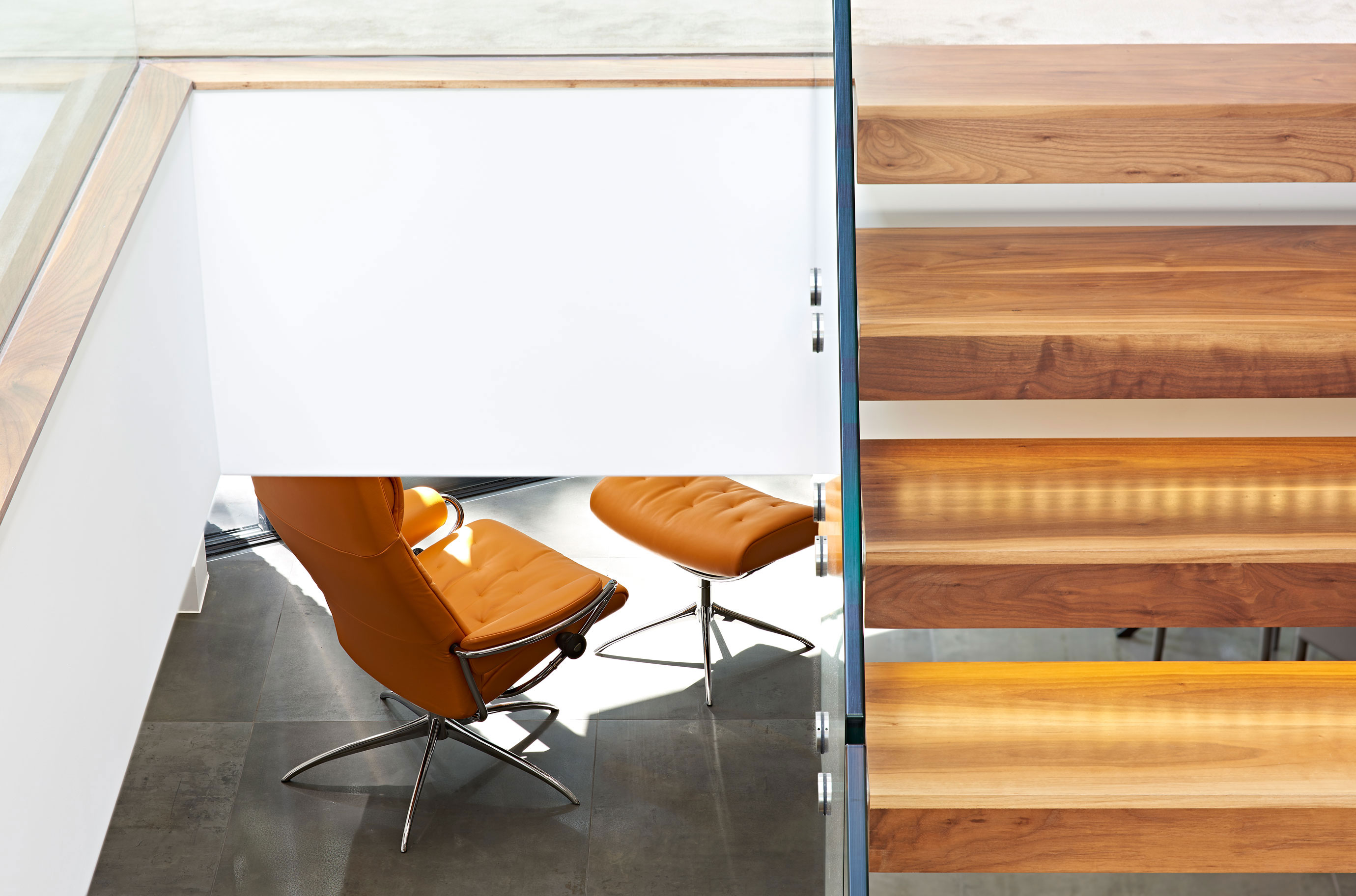 An Elegant Contemporary Home with Strong Contrast and Iroko Timber in Canford Cliffs by David James Architects (17)