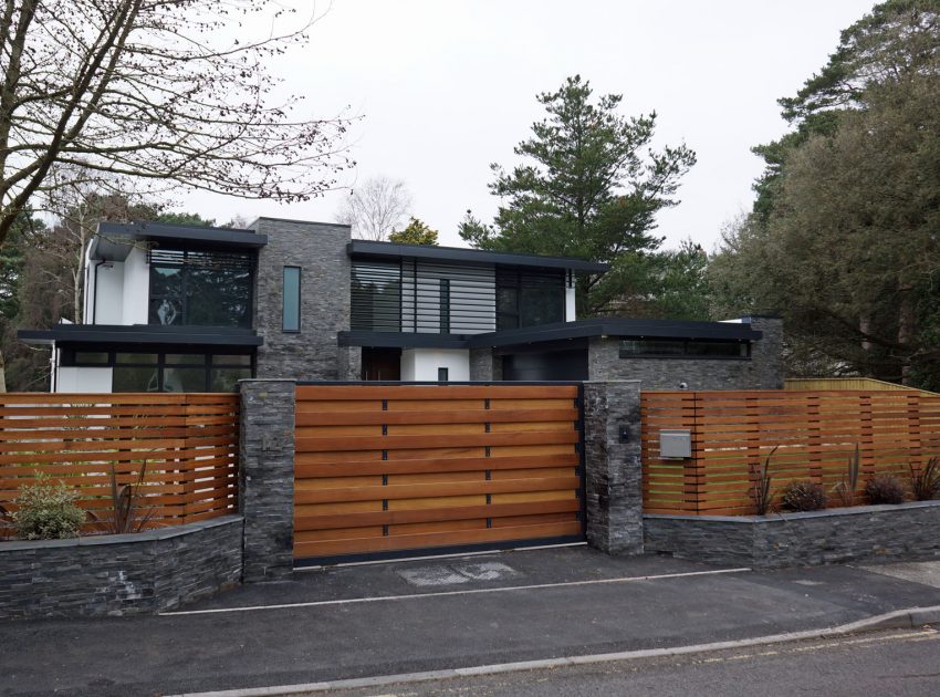 An Elegant Contemporary Home with Strong Contrast and Iroko Timber in Canford Cliffs by David James Architects (2)